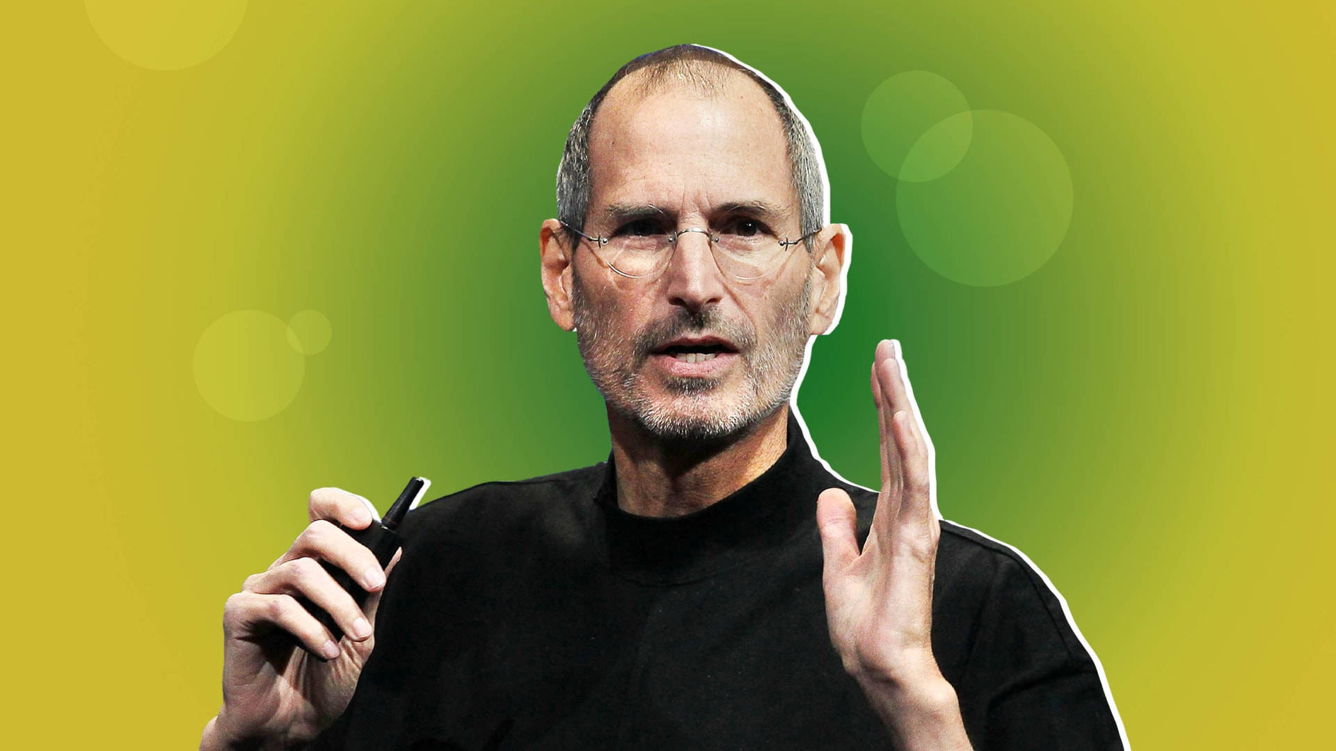 Steve Jobs 在色彩繽紛的漸變背景前進行演示時一邊說話一邊做手勢。