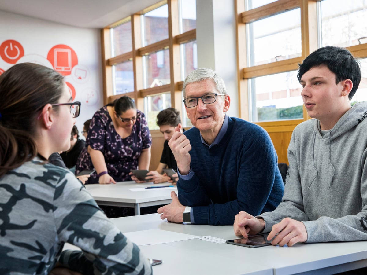 Tim Cook 與在現代課室中使用平板電腦的學生交談。