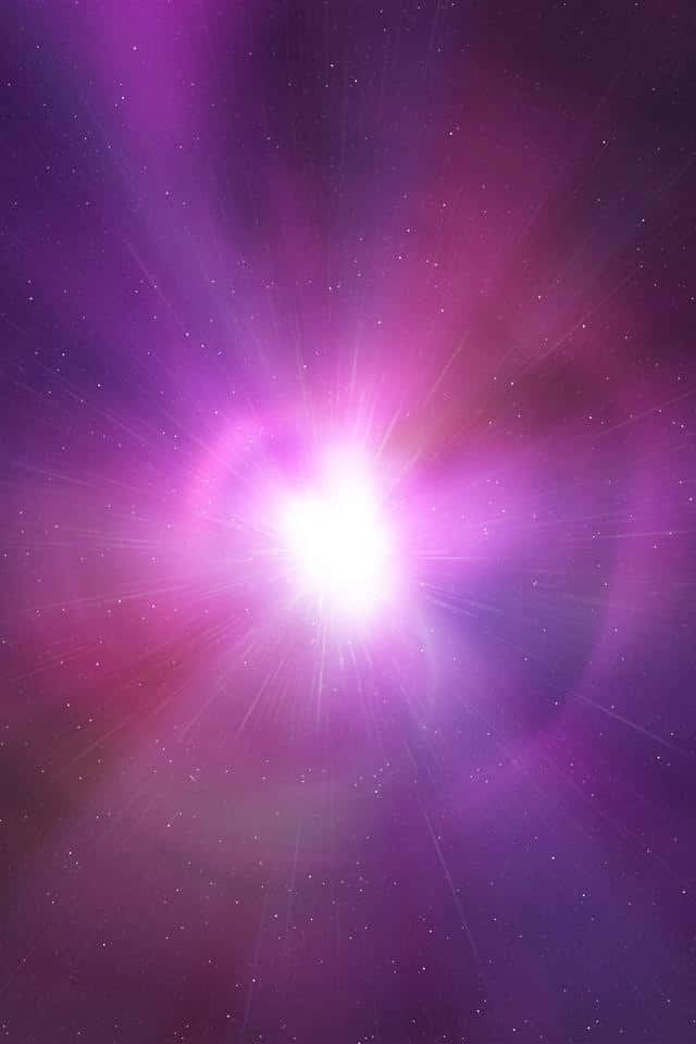 充滿活力的紫色宇宙星雲，帶有明亮的中央星爆和散落的星星。