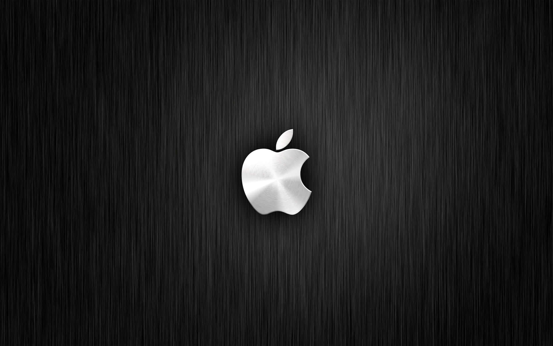 銀色Apple標誌在深色拉絲金屬背景上