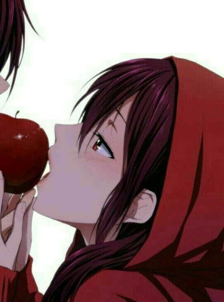 蘋果女孩浪漫俏皮相配情侶頭像 壁紙 — 穿著紅色連帽衫的動漫女孩在明亮的白色背景前，頑皮地咬了一口閃亮的紅蘋果。