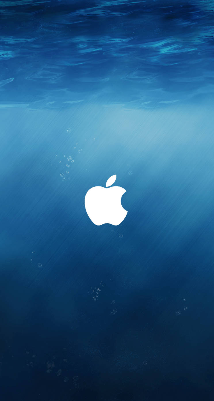 Apple標誌浸沒在藍色水中，帶有光線和氣泡。