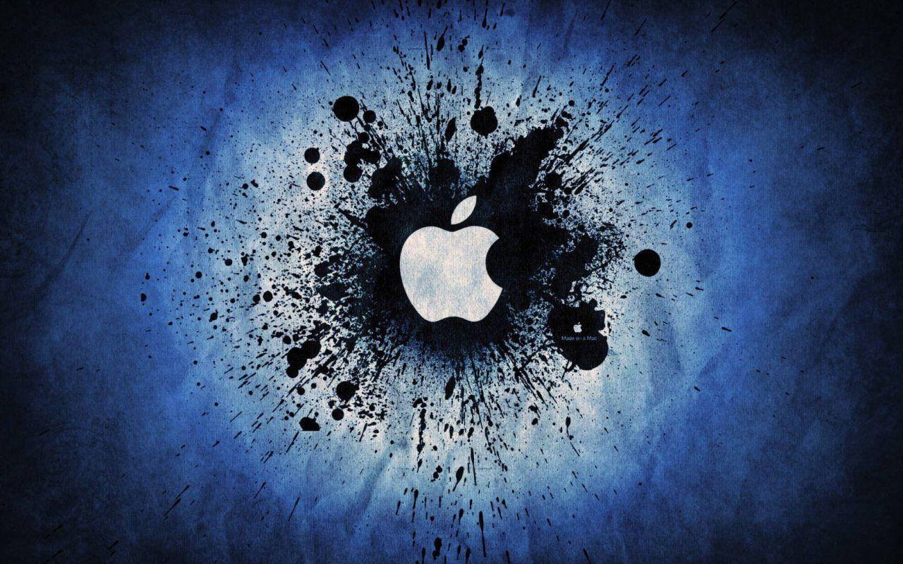 蘋果標誌塗鴉酷炫高清 壁紙 — 一個白色Apple標誌置中於動態黑色墨水飛濺中，背景為有紋理的藍色。