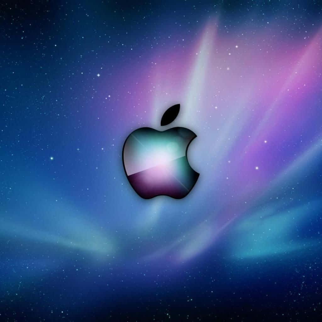 蘋果標誌極光太空背景 壁紙 — 發光的Apple標誌漂浮在星空和充滿活力的紫藍色極光的宇宙背景上。
