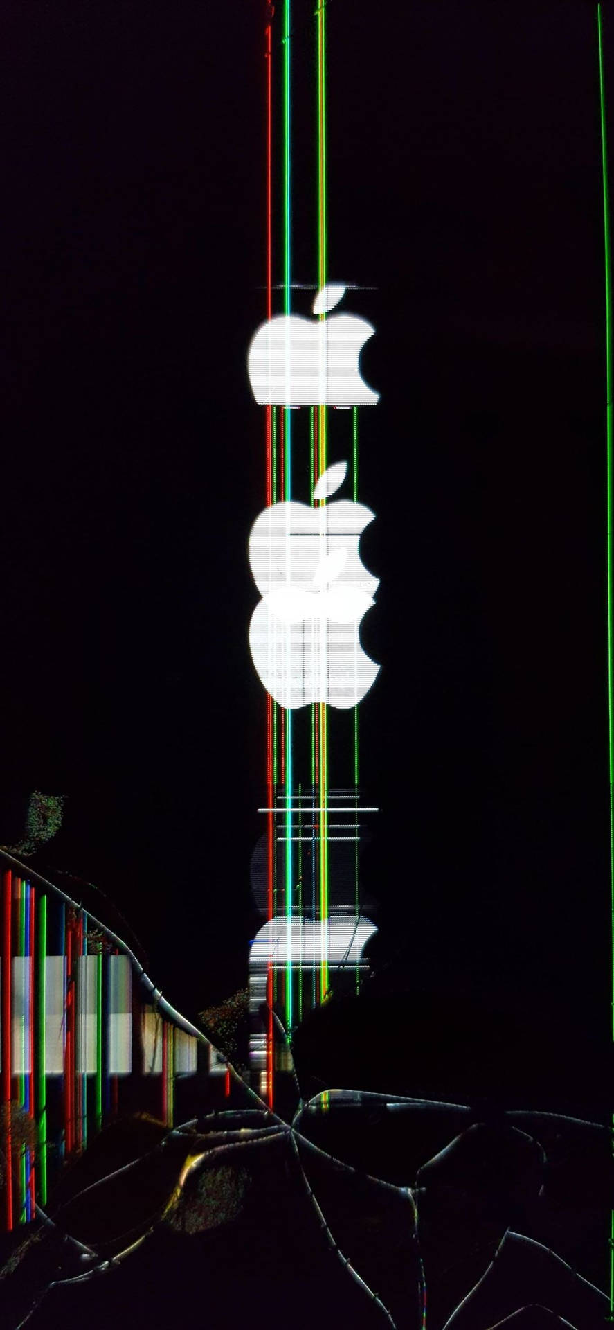 三個Apple標誌，帶有彩色掃描線和扭曲前景