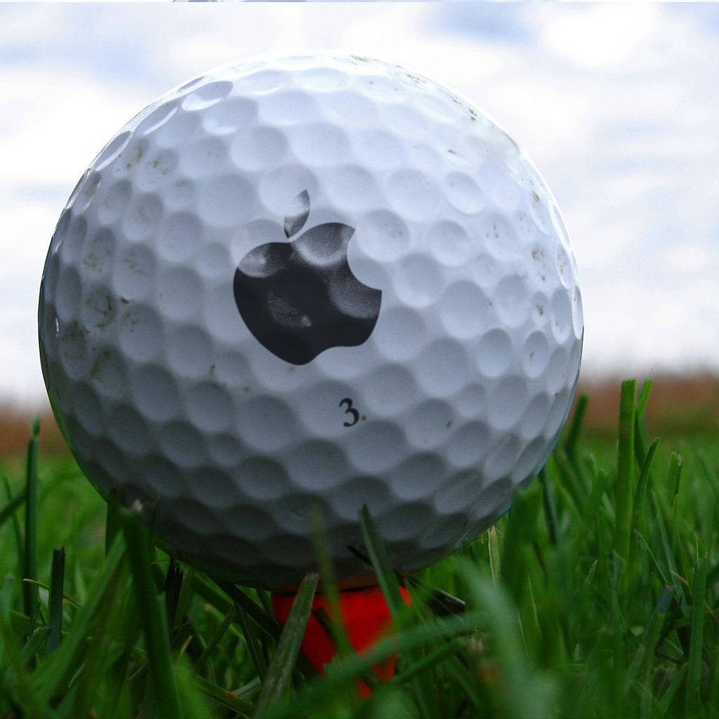 草地上帶有Apple標誌的高爾夫球