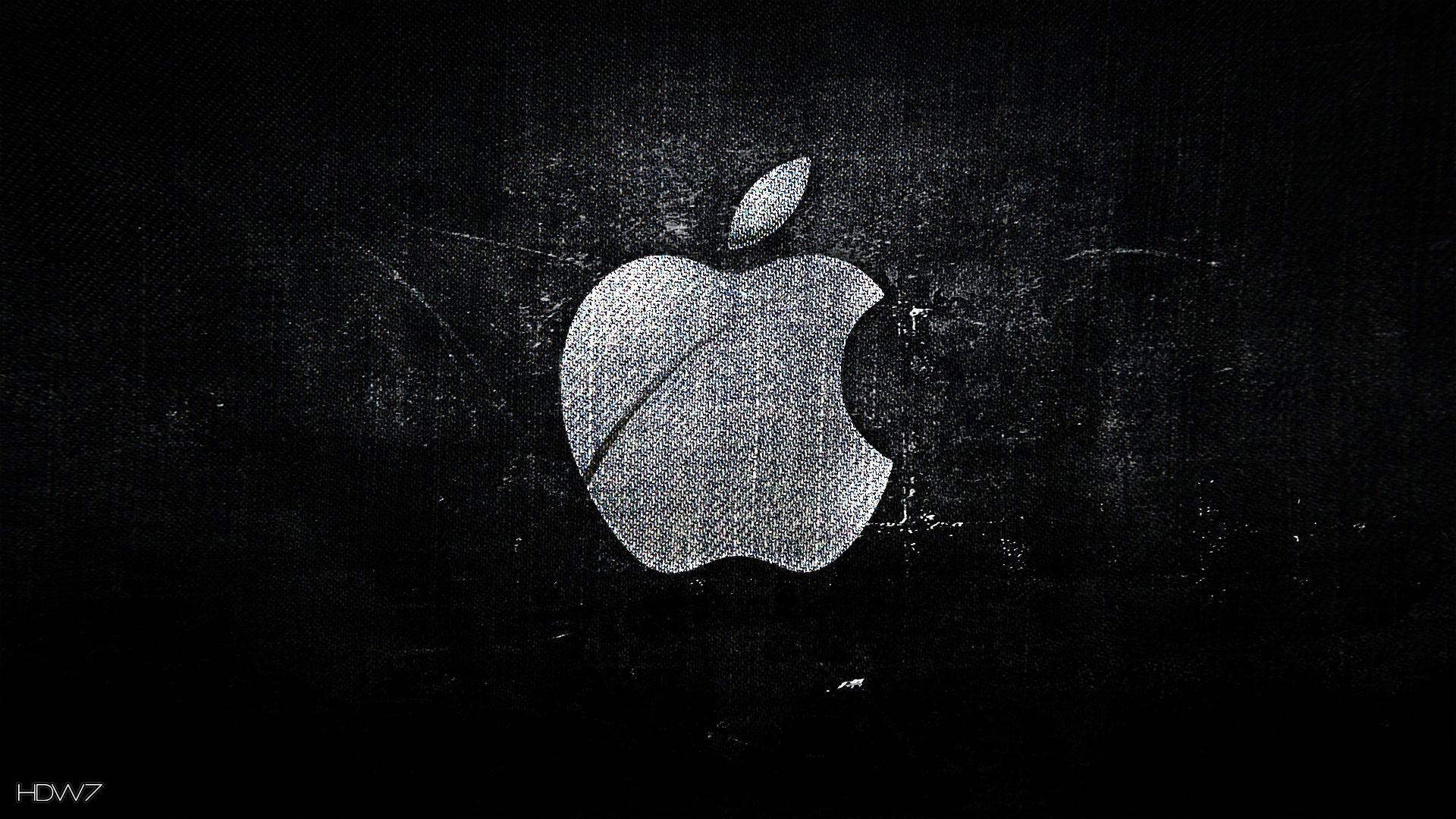 在深色紋理表面上的磨損Apple標誌。