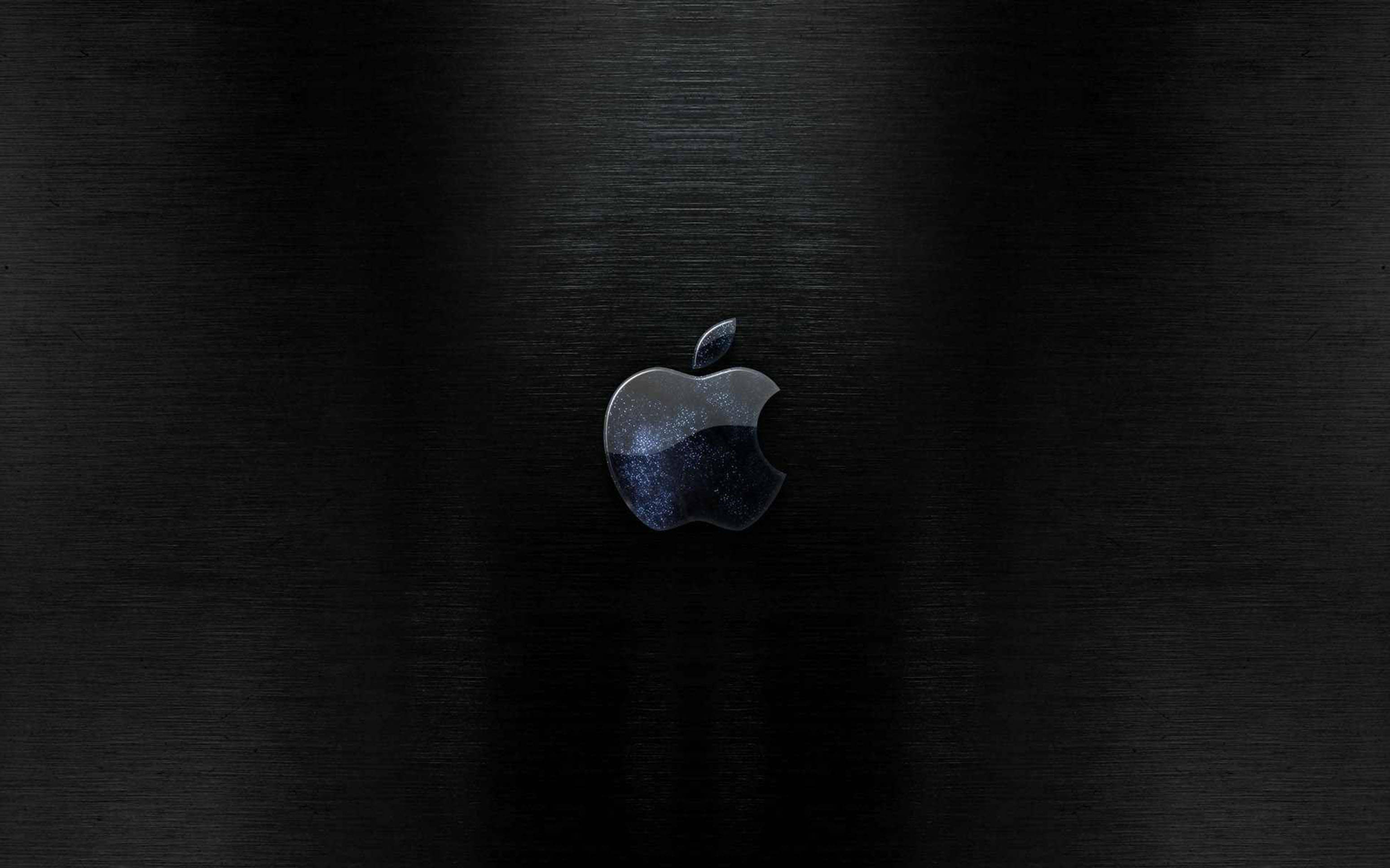 蘋果標誌黑色高畫質桌面 壁紙 — 一個時尚的銀色Apple標誌在拉絲黑色金屬背景上微妙地閃耀。