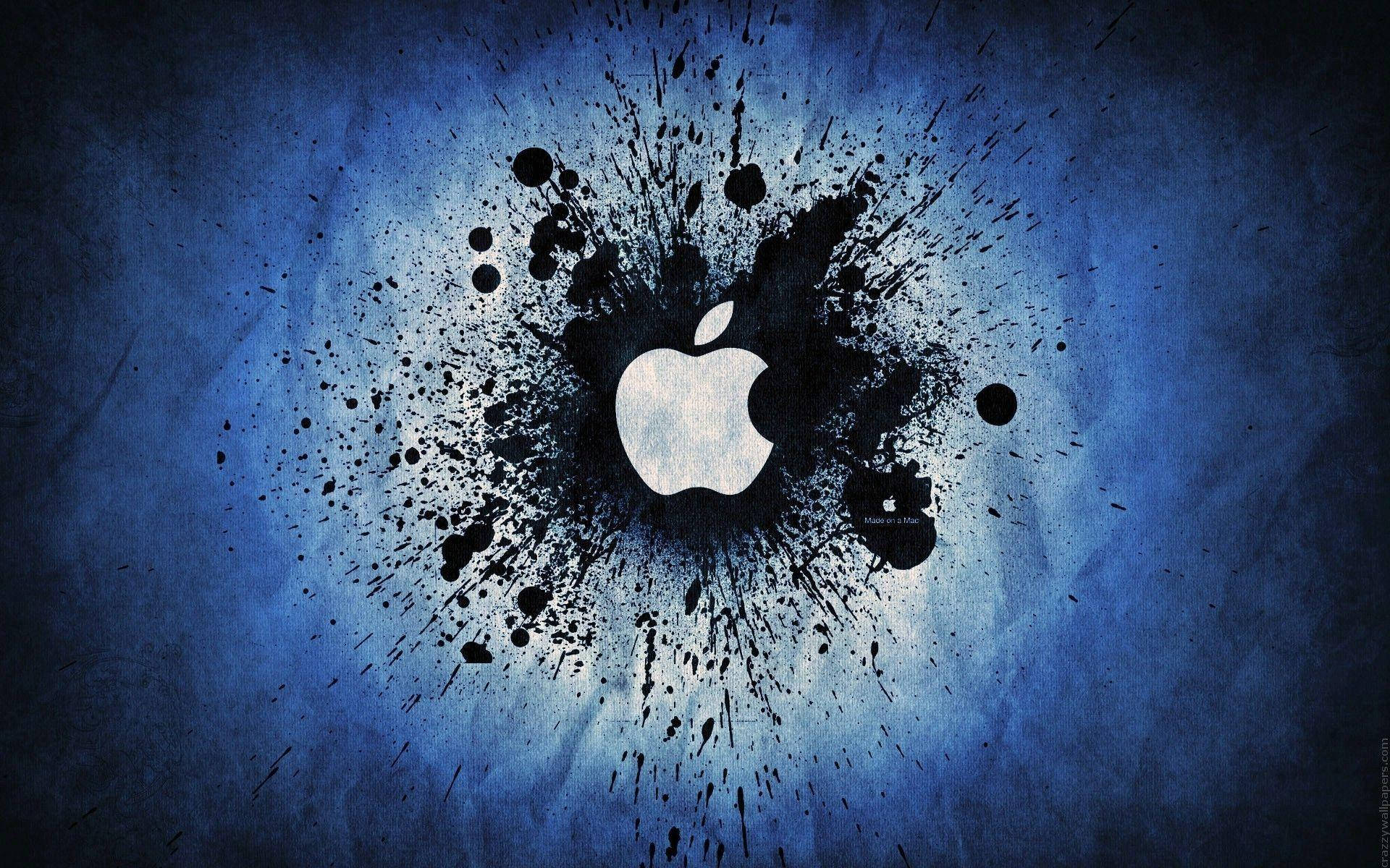 蘋果潑墨酷炫標誌 壁紙 — 一個白色Apple標誌從中央黑色墨水飛濺中爆出，背景為紋理深藍色。