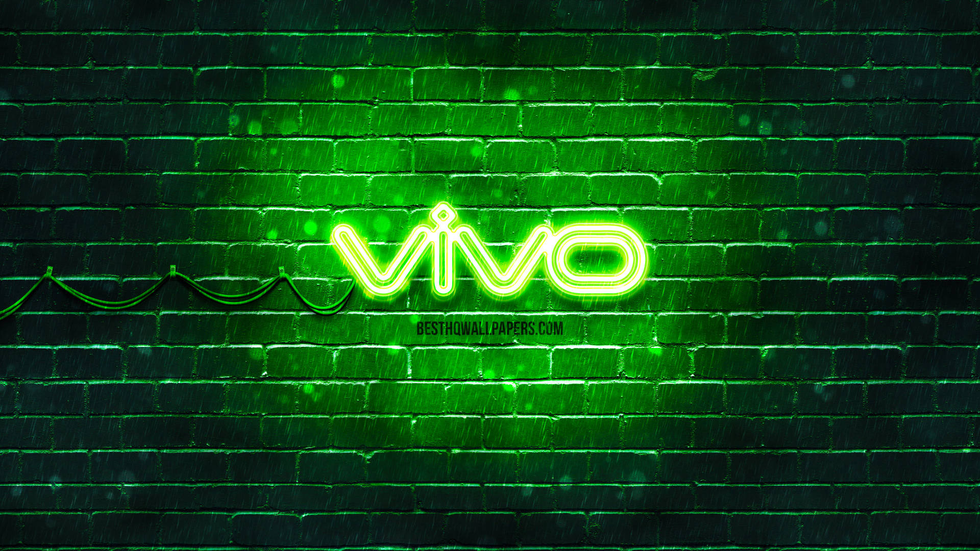 夜間在濕潤磚牆上發光的 vivo 霓虹燈牌。