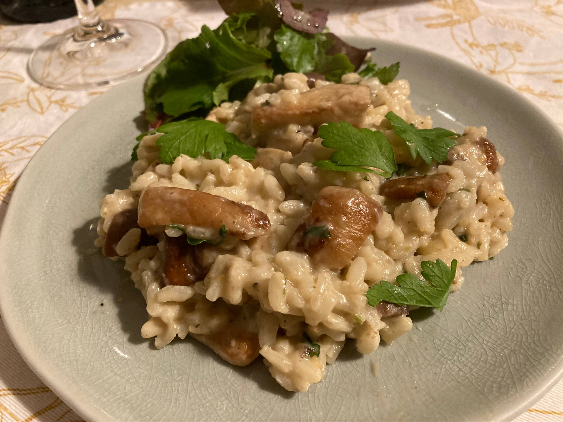 奶油蘑菇燴飯，配歐芹和沙律，置於盤上。 — 美食 壁紙