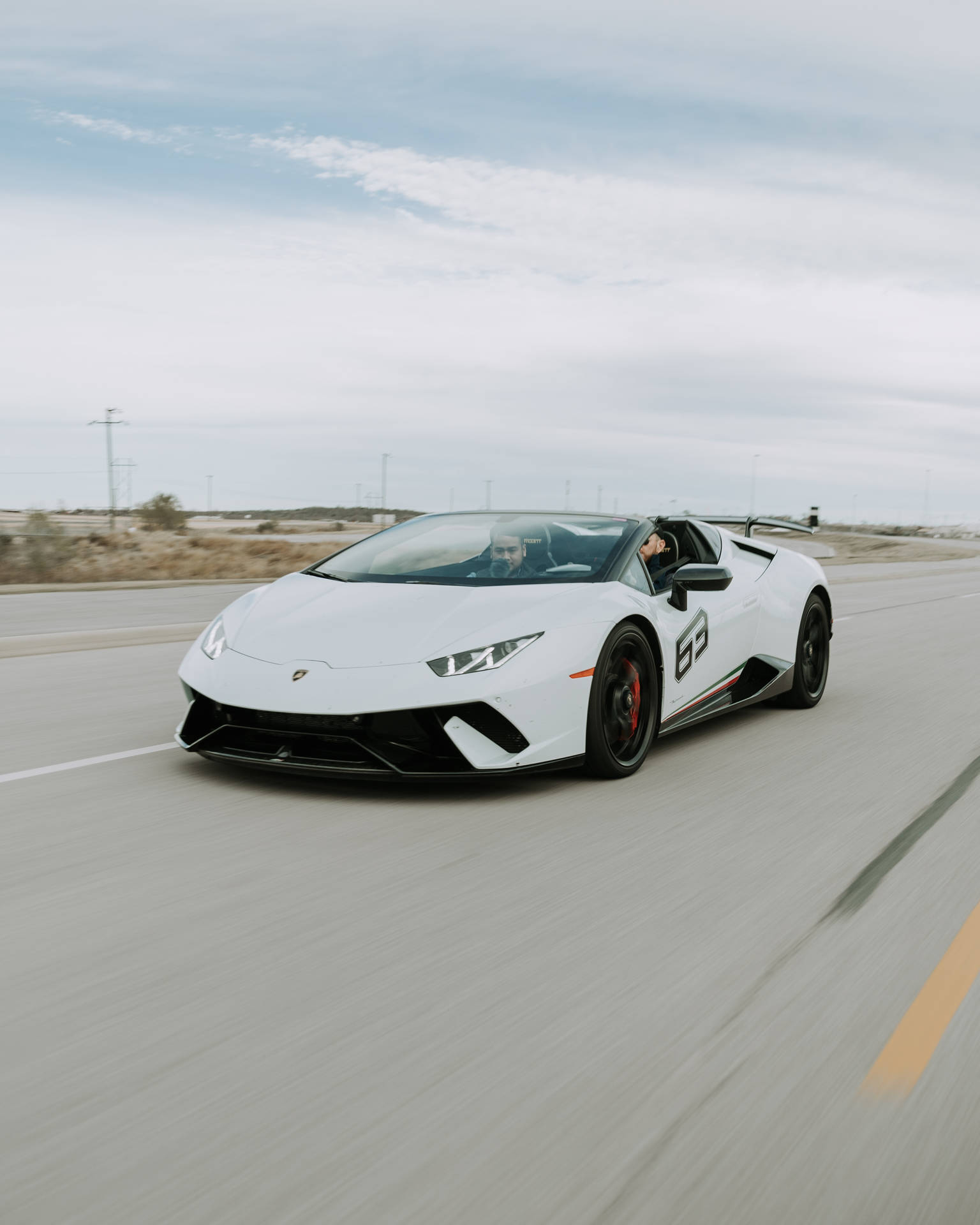 白色林寶堅尼Huracán Spyder在沙漠高速公路上疾馳