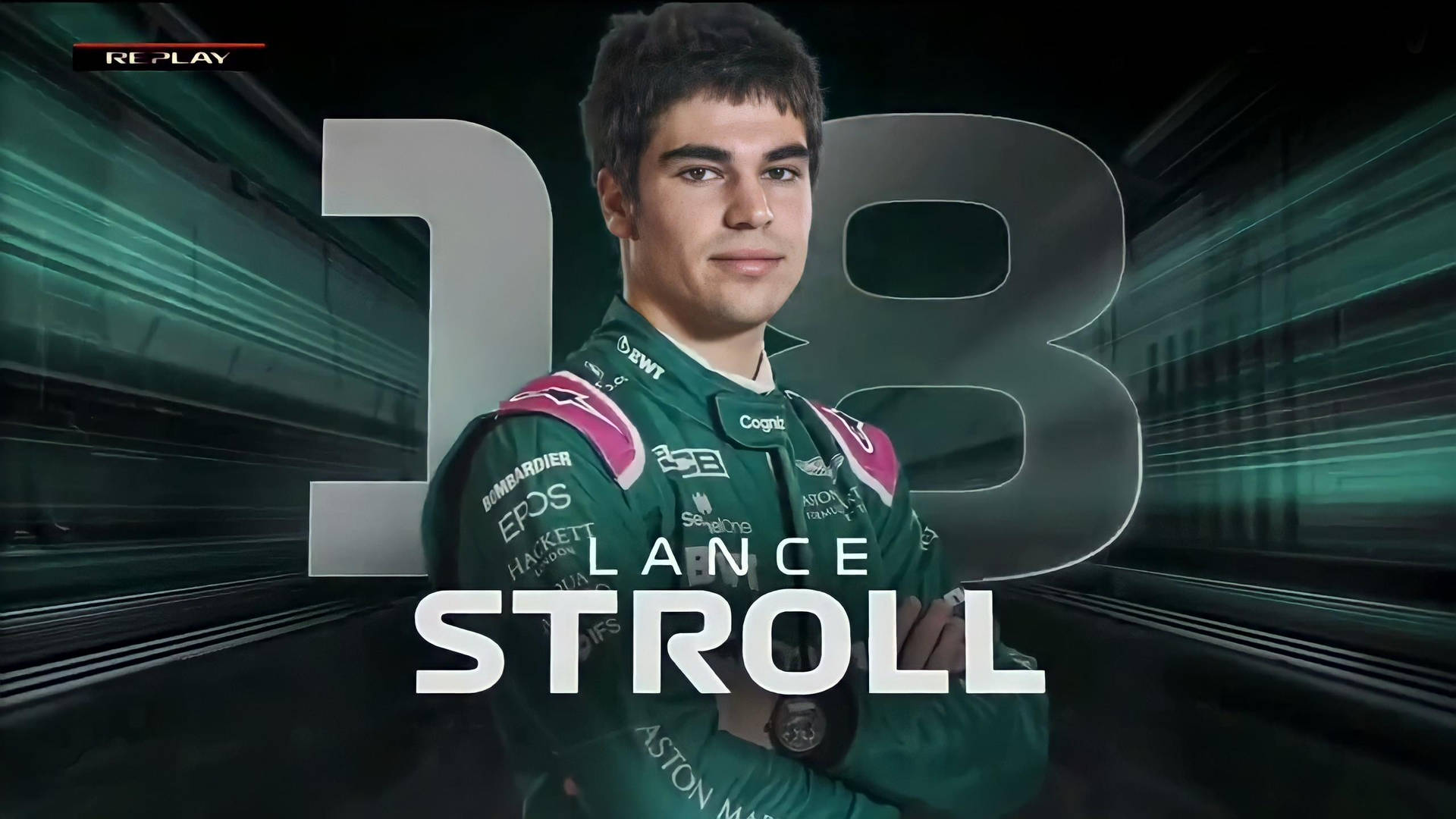 賽車手 Lance Stroll 身穿綠色賽車服，交叉雙臂。