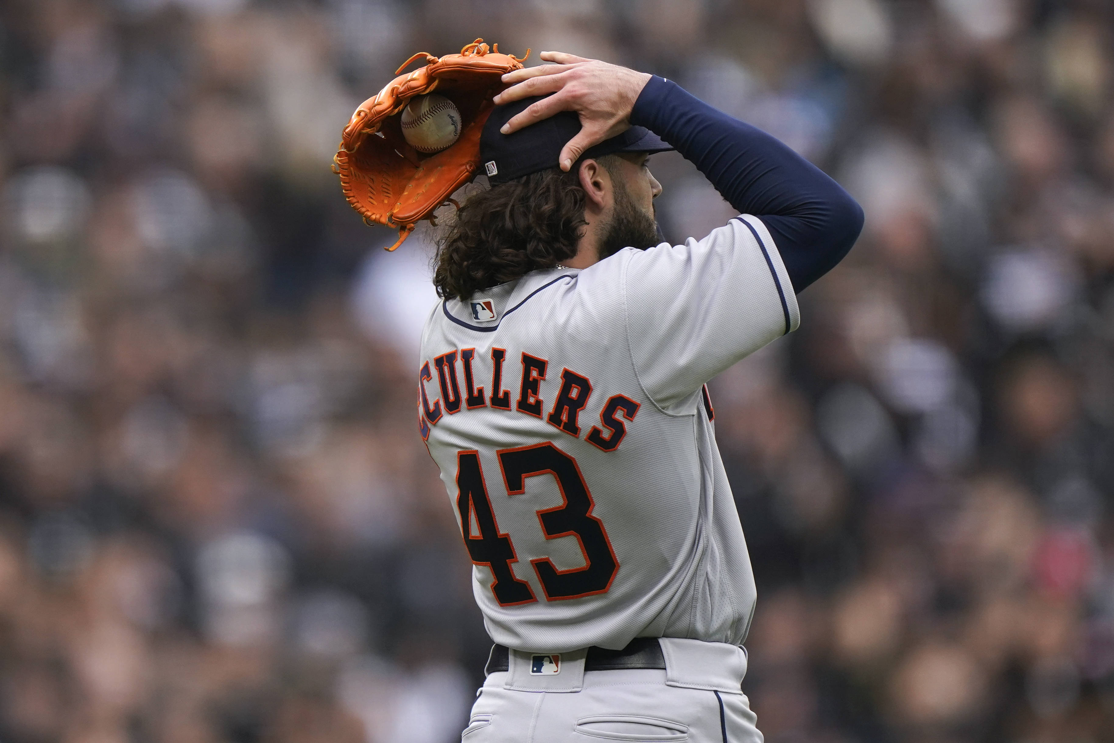 蘭斯·麥卡勒斯顯得沮喪 壁紙 — 棒球投手 Kyle McCullers Jr. 身穿灰色球衣，背號43，在體育場人群中將手套舉到頭部。