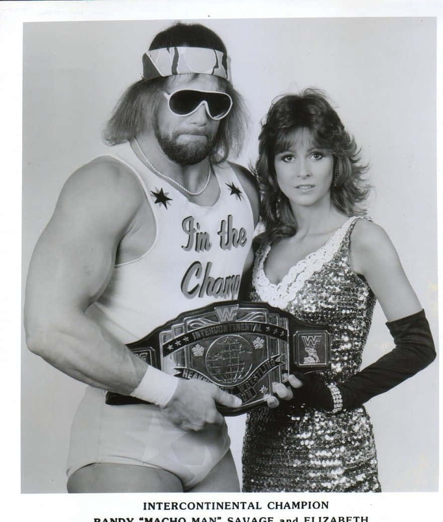 摔角手 Randy Savage 與妻子 Elizabeth 手持冠軍腰帶擺姿勢。