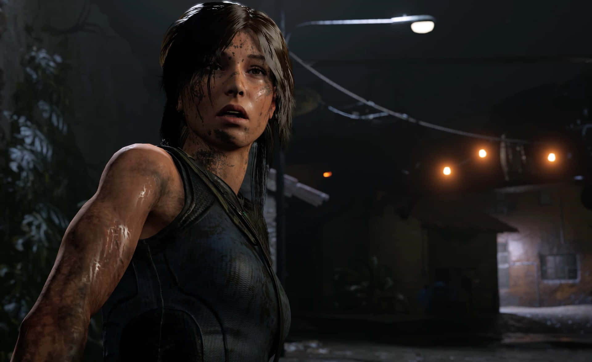 Lara Croft 在夜晚街燈下的泥濘城市小巷中。
