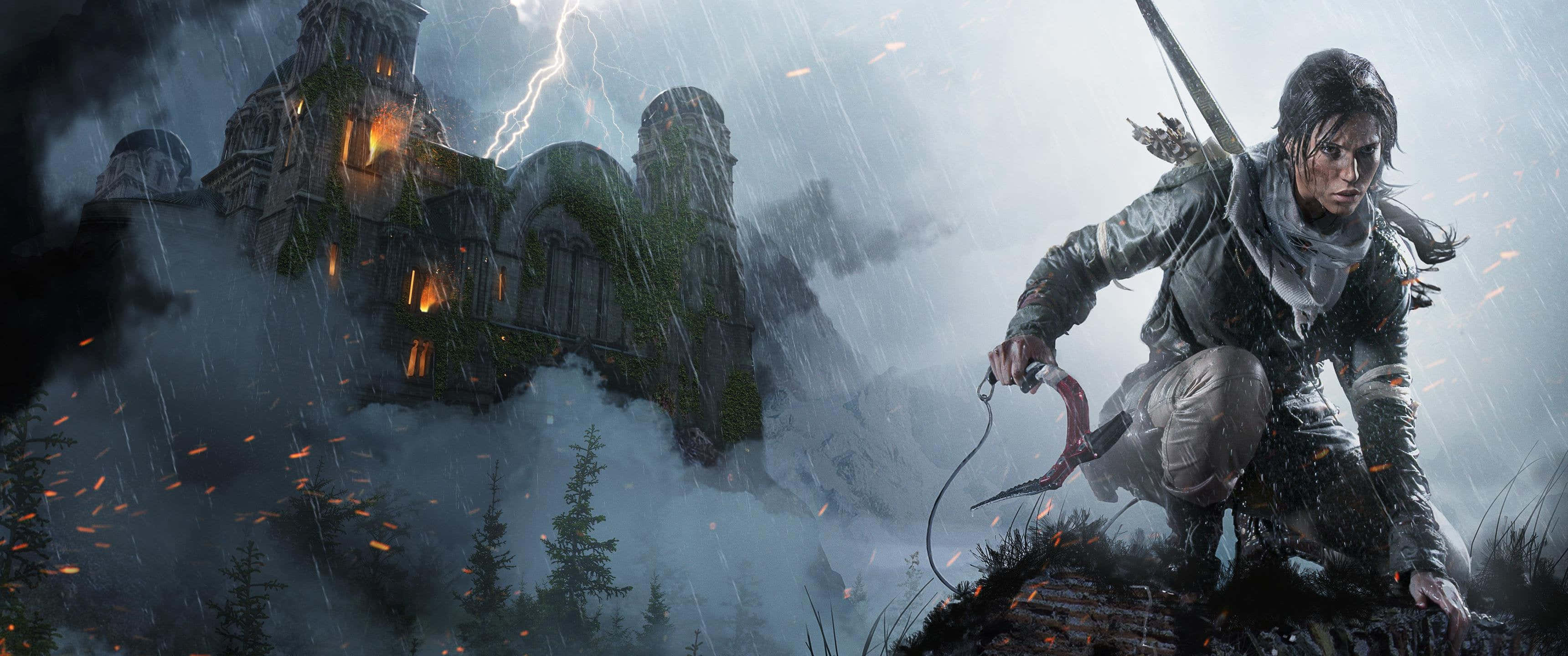蘿拉蹲伏於雨中 3440x1440p《古墓麗影：崛起》背景 壁紙 — 一位堅定的探險家蹲在懸崖邊緣，閃電擊中她身後在風暴中燃燒的古老廢墟。