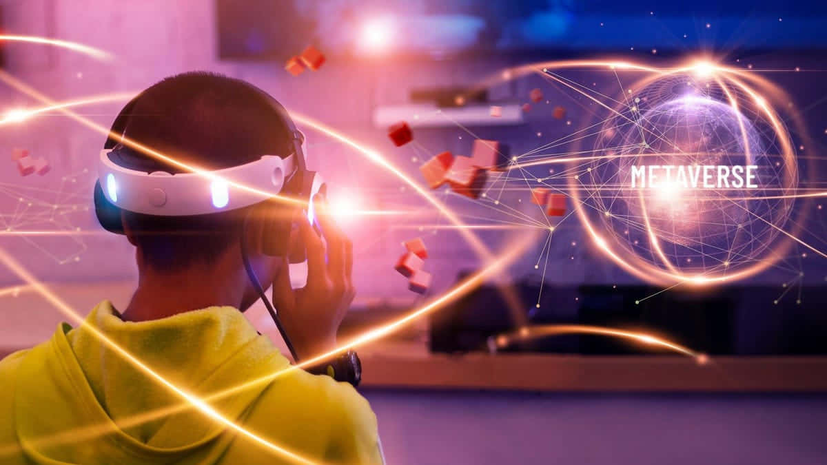 戴著VR耳機的人沉浸於發光的數位元宇宙環境中。