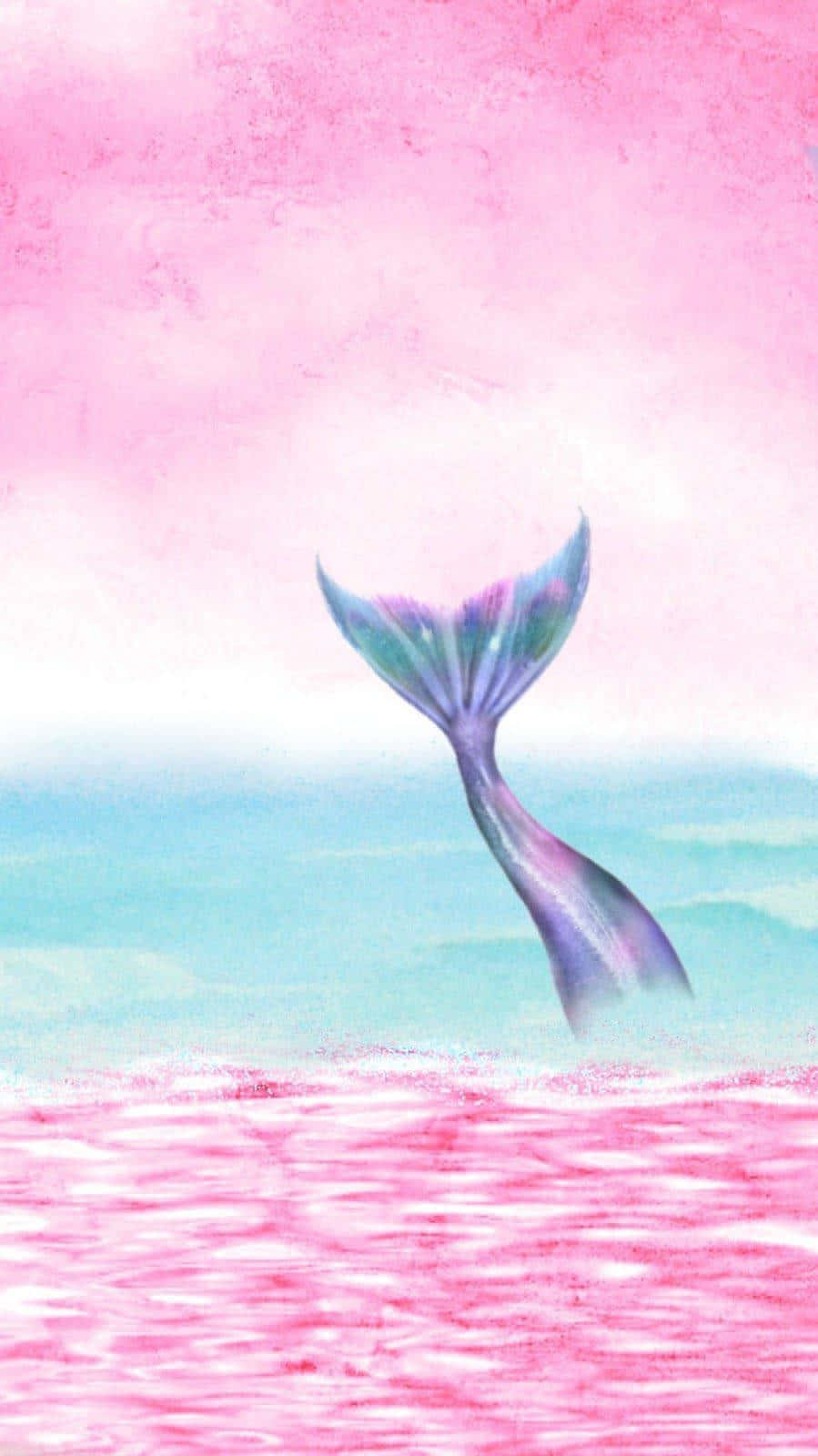 虹彩美人魚尾部潛水 壁紙 — 一條色彩鮮豔的美人魚尾巴，帶有紫色和藍綠色的魚鰭，在柔和的粉紅色天空下從粉紅色的水中浮現。