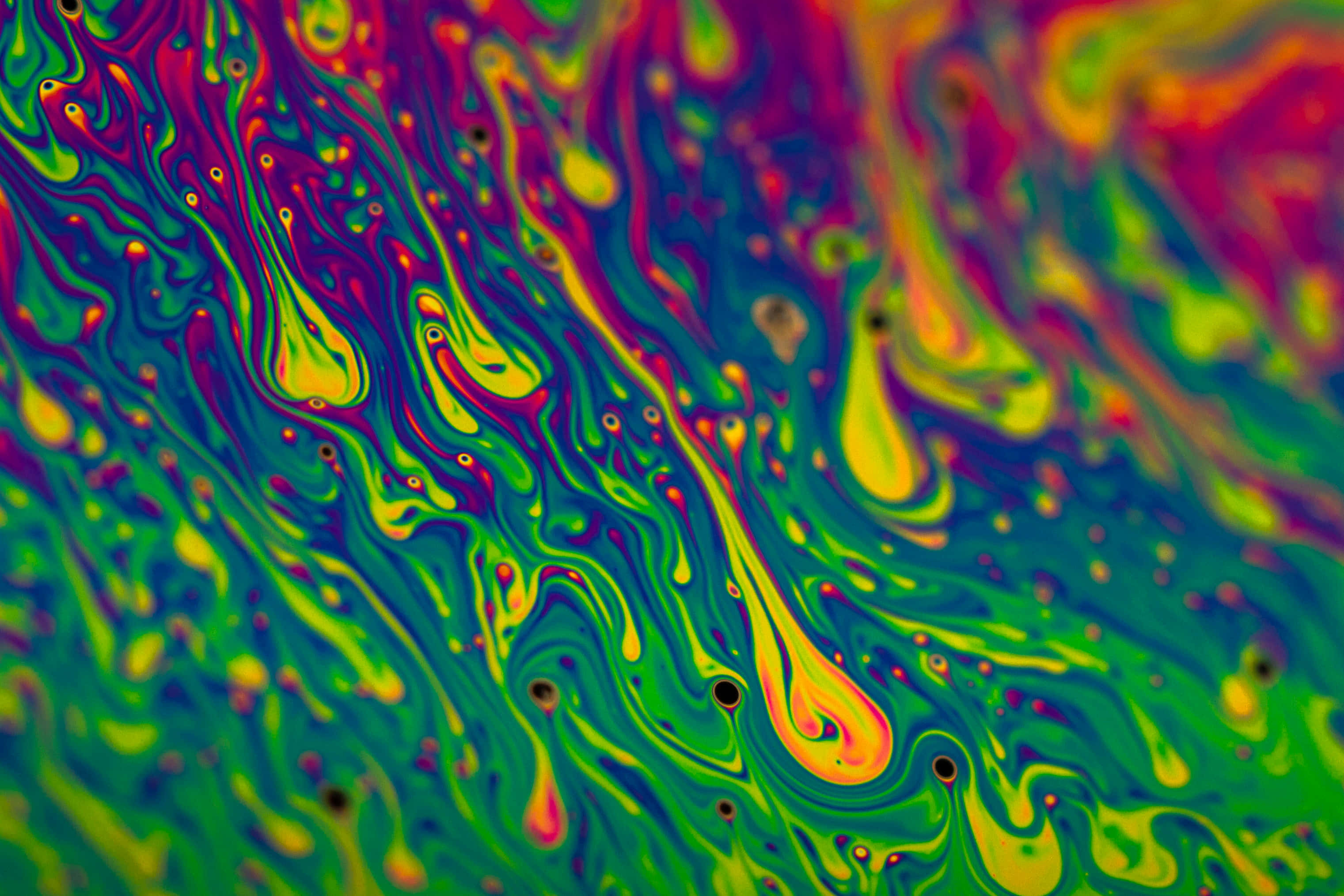 Psychedelic 3d Art 桌布 壁紙 — 虹彩肥皂泡的鮮豔漩渦圖案，以螢光綠、黃和紫色創造出迷幻的抽象紋理。
