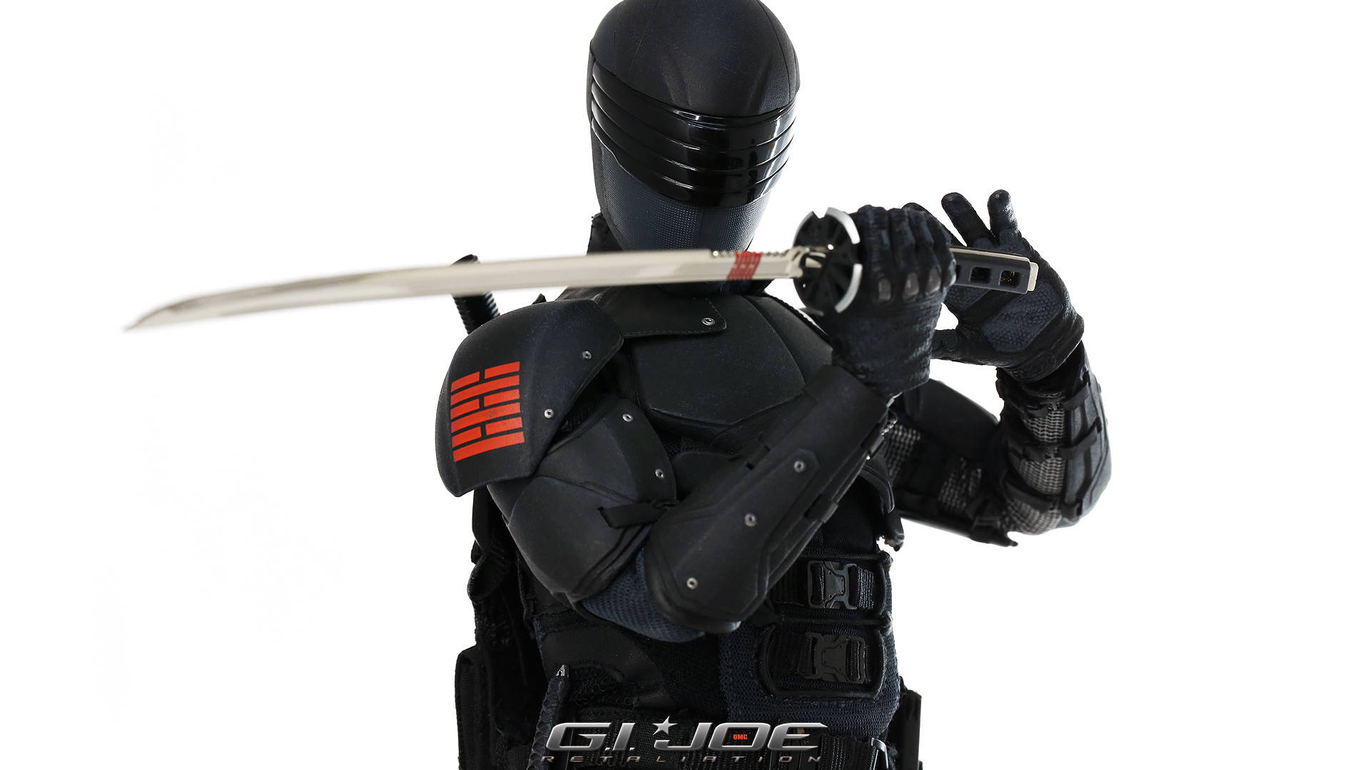 G.I. Joe士兵身穿黑色盔甲，在白色背景前手持武士刀。