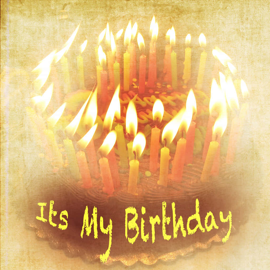 蛋糕上的燭光：今天是我的生日 壁紙 — 一個復古風格的生日蛋糕，上面有色彩繽紛的點燃蠟燭，以及「It's My Birthday」文字在紋理背景上溫暖地發光。