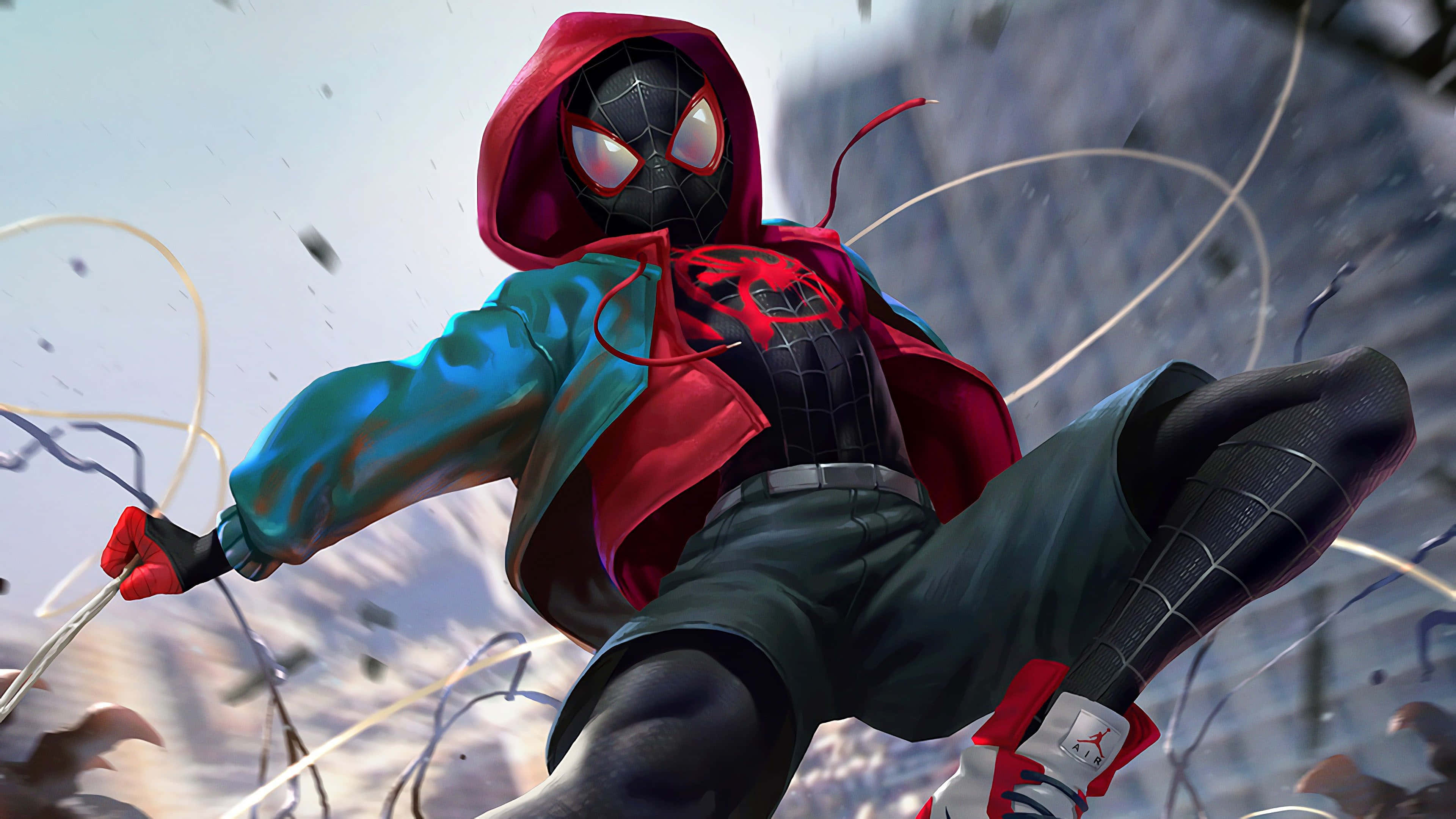 Miles Morales 動漫 桌布 壁紙 — 蜘蛛人 邁爾斯·莫拉萊斯 在模糊的城市景觀中動態擺盪，周圍有蛛網線條和碎片飛舞。