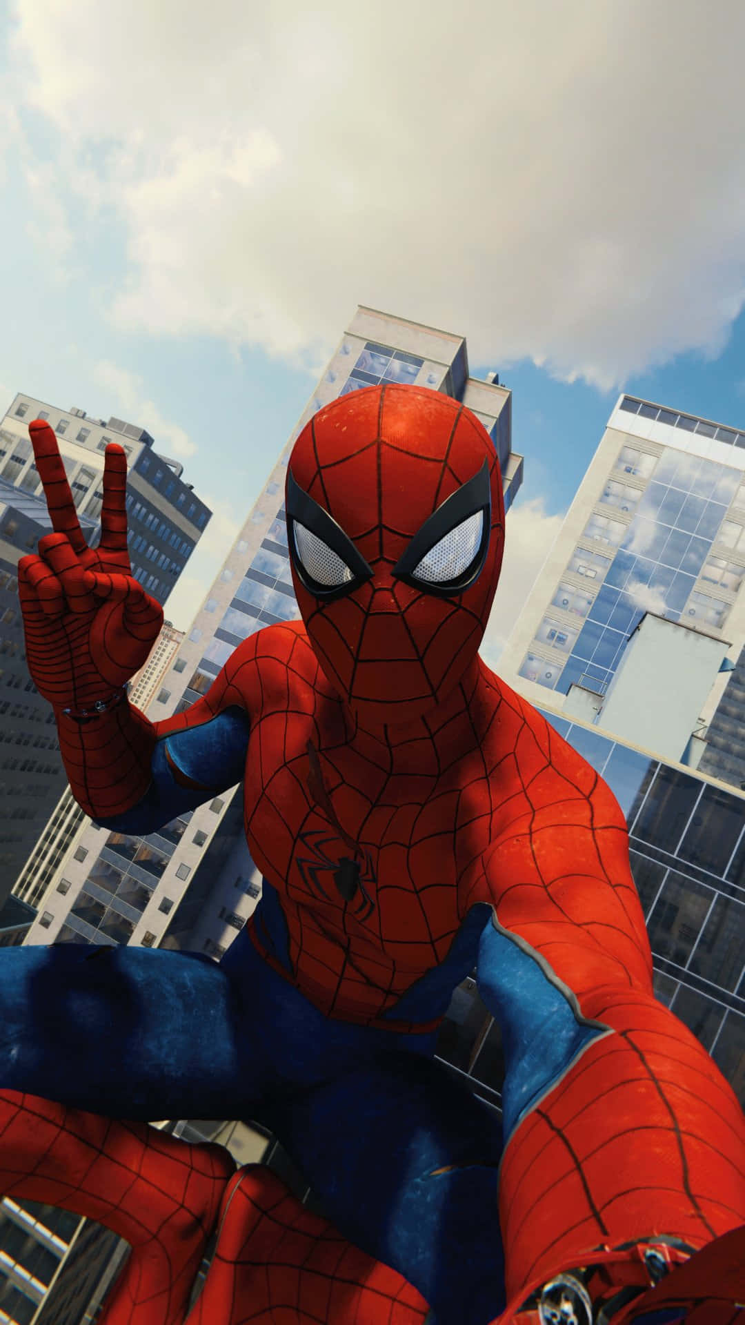 蜘蛛人自拍男比和平手勢 壁紙 — 蜘蛛俠身穿紅藍戰衣坐在摩天大廈頂端，對著城市天際線做出和平手勢。