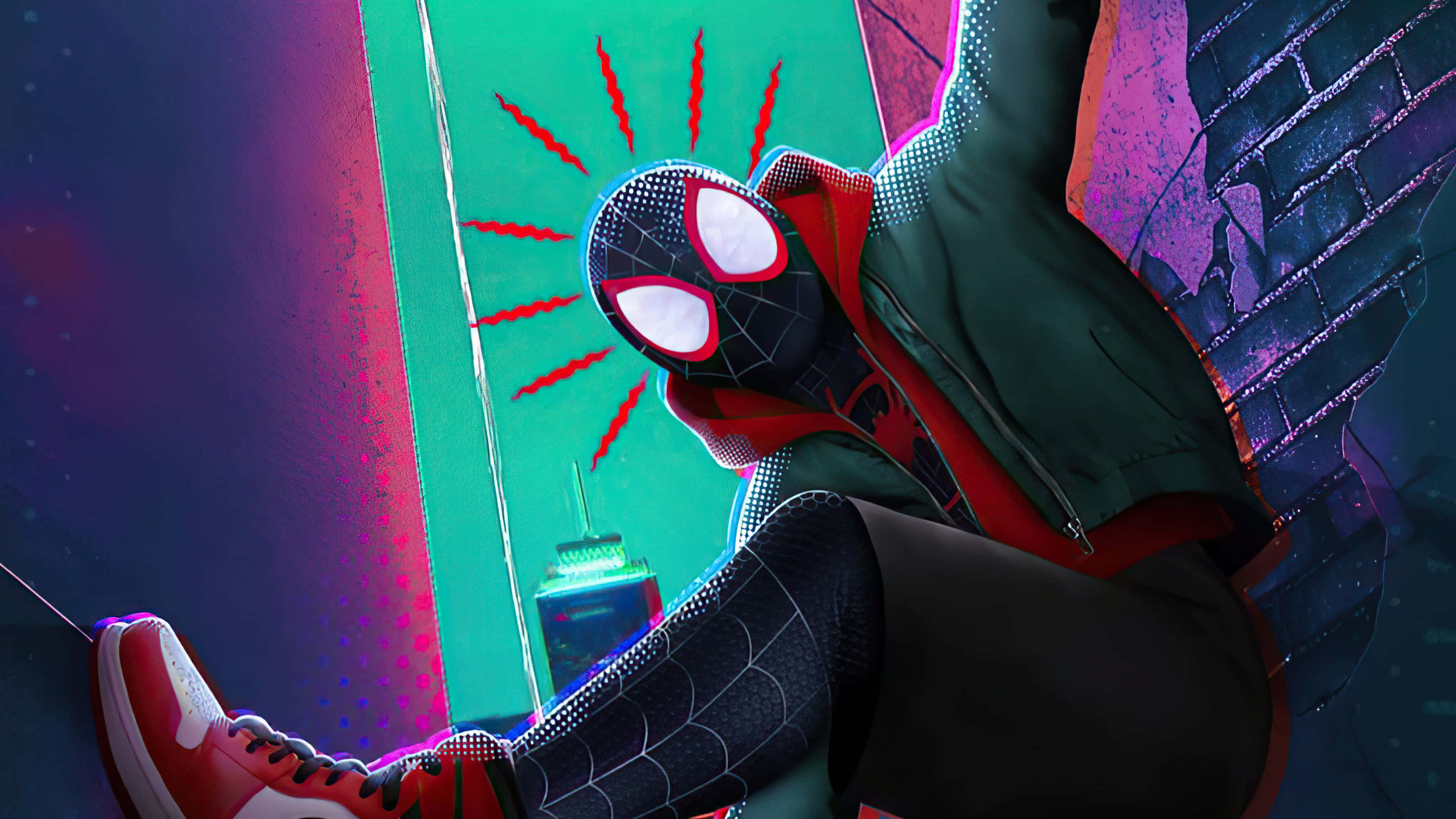 Spider-man Spider Sense 桌布 壁紙 — 蜘蛛俠 麥爾斯·莫拉萊斯 在充滿霓虹燈光、帶有鮮豔粉紅、綠色和紫色色調的城市景觀中擺盪。