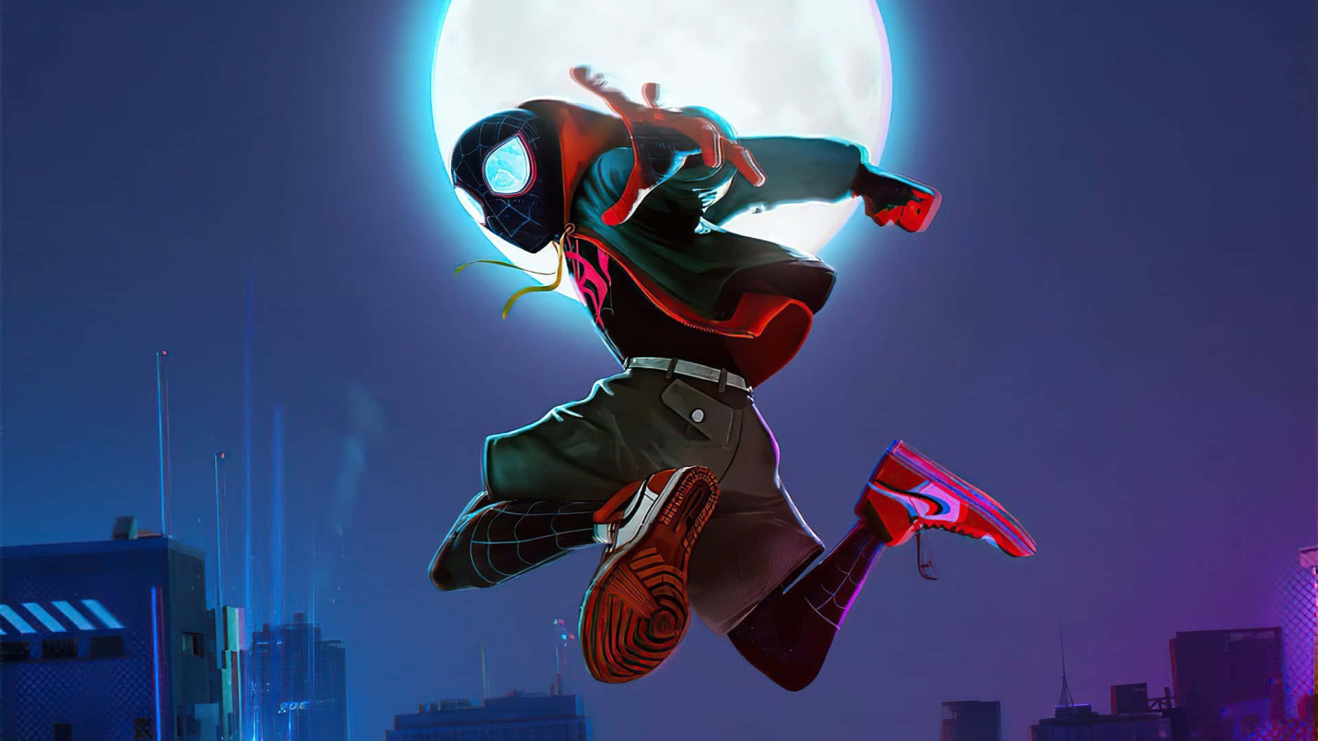Miles Morales 動漫 桌布 壁紙 — 蜘蛛俠 麥爾斯·莫拉萊斯在夜間霓虹燈閃爍的城市景觀上，對著一輪明亮的滿月動態擺盪。