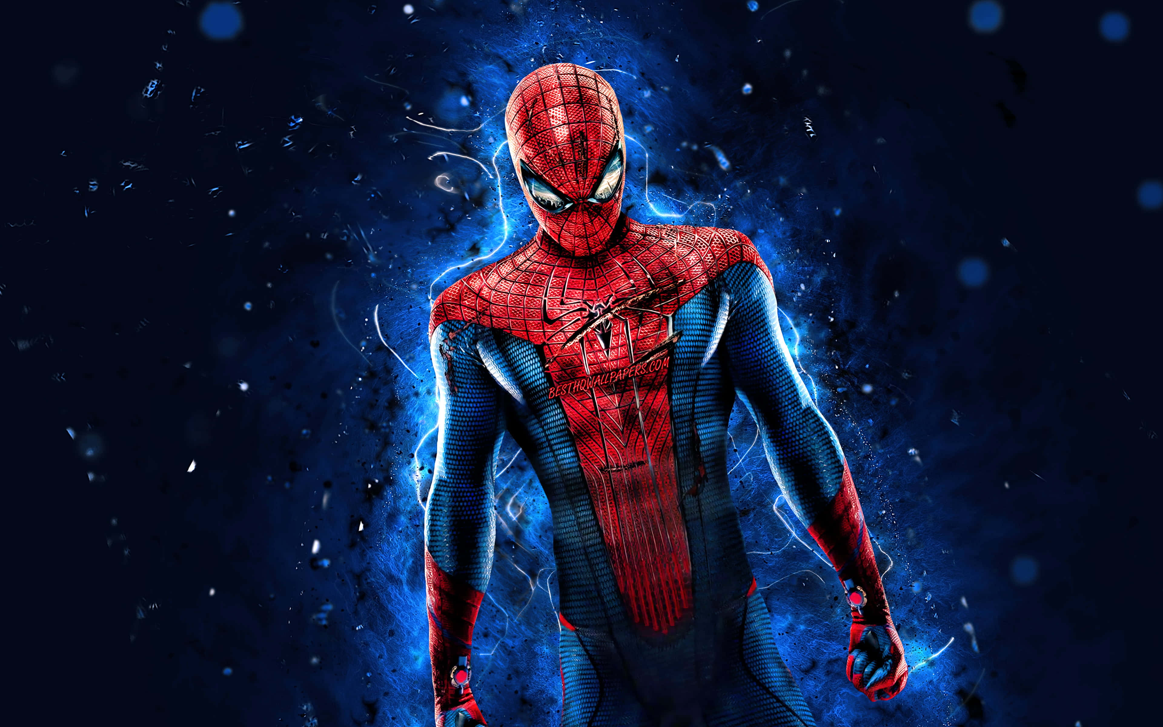 Spider-man Blue 桌布 壁紙 — 蜘蛛俠以英雄姿態站在深藍色宇宙背景前，藍色電能在他的戰衣周圍噼啪作響。