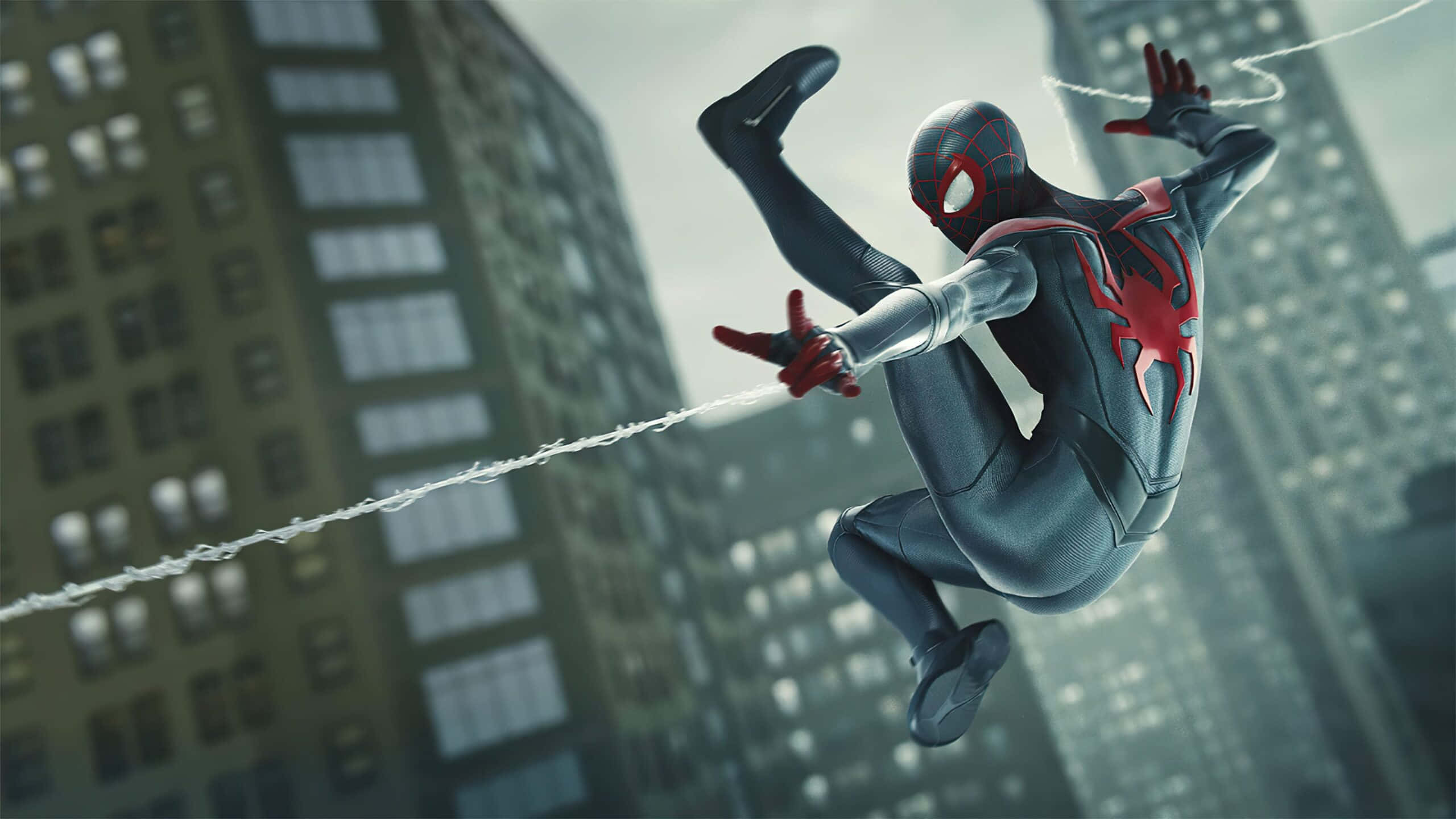 Miles Morales 動漫 桌布 壁紙 — 蜘蛛俠以電影般的動作姿態，利用蛛絲在高聳的城市摩天大樓之間動態擺盪。