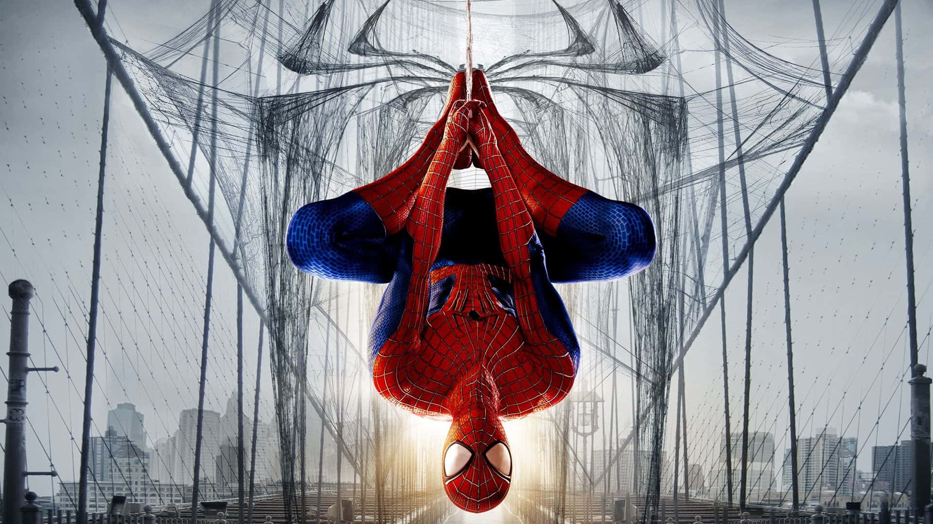 Spider-man Web Slinging 桌布 壁紙 — 蜘蛛俠倒掛在橋樑纜索上，背景是城市天際線，帶有戲劇性的背光效果。