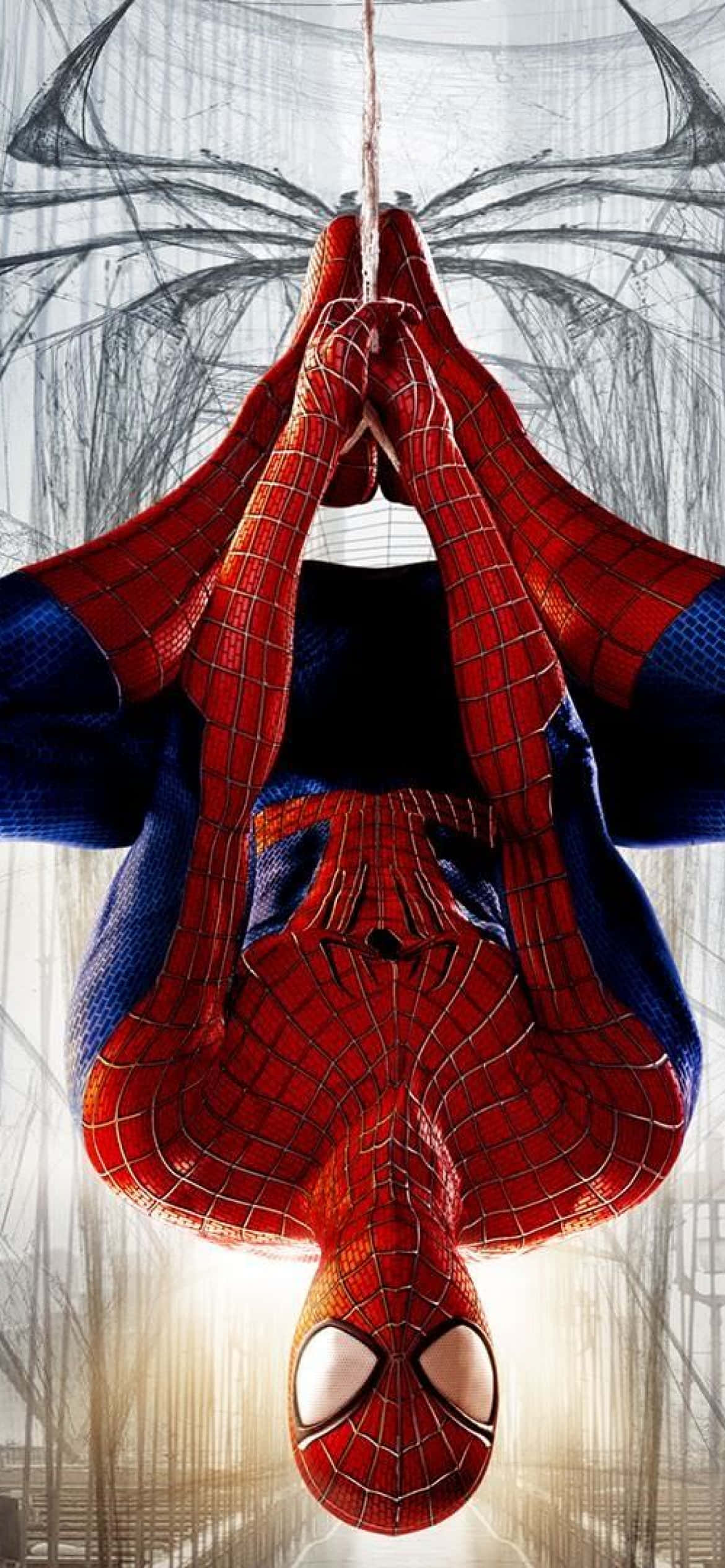 Ultimate Spider-man 桌布 壁紙 — 蜘蛛俠倒掛在蜘蛛網上，背景是纏結的蜘蛛網和城市建築。