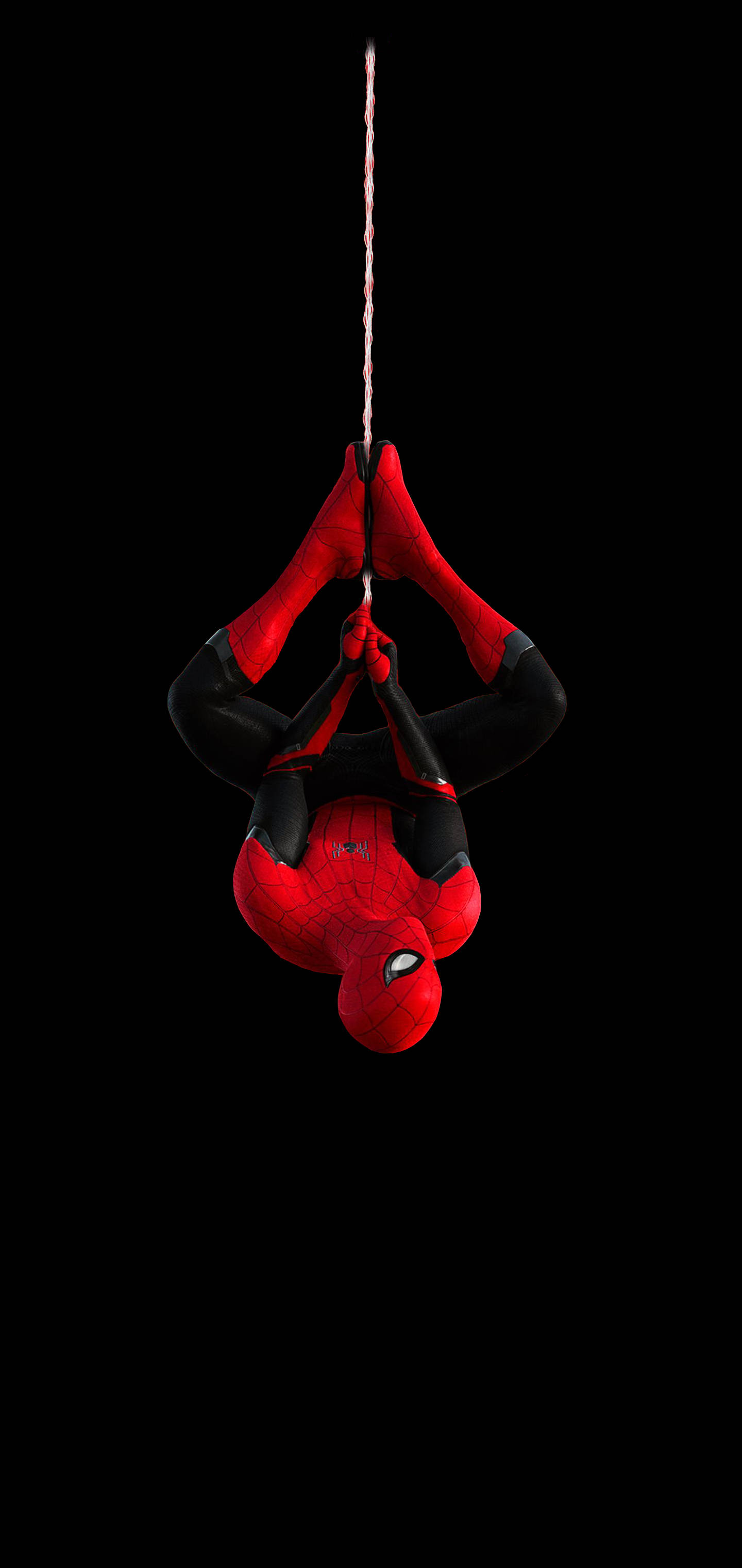 Spider Man 桌布 壁紙 — 蜘蛛俠倒掛著抓住一條蛛絲，背景是純黑色。