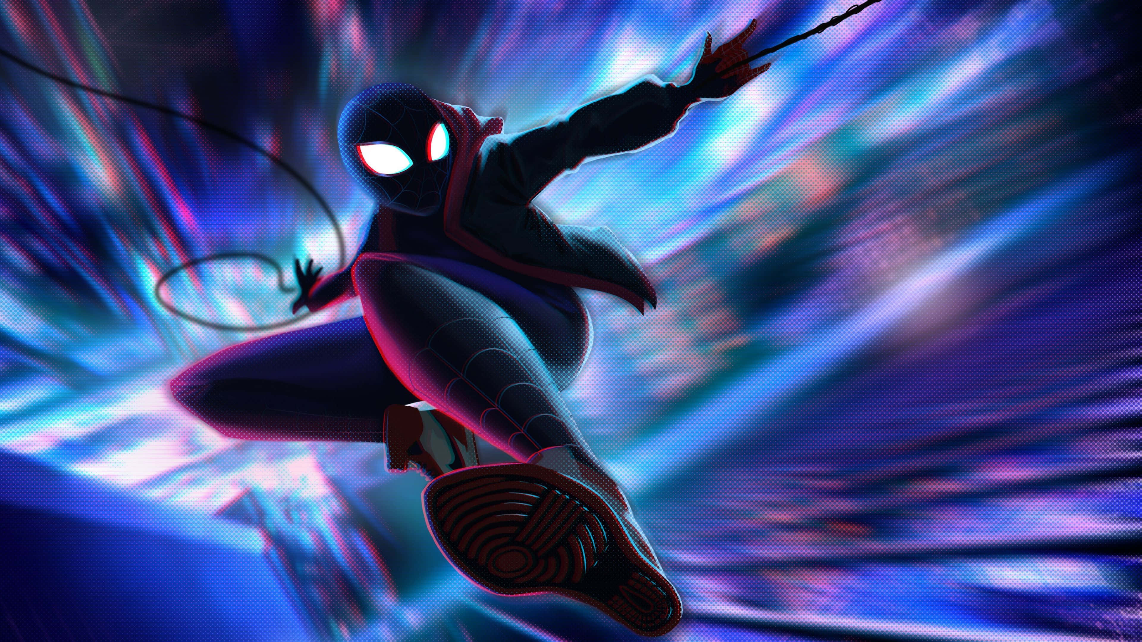 Miles Morales 動漫 桌布 壁紙 — 蜘蛛俠動態地擺盪穿過一個充滿霓虹燈的城市景觀，身後散發出閃爍的藍色和紫色條紋。