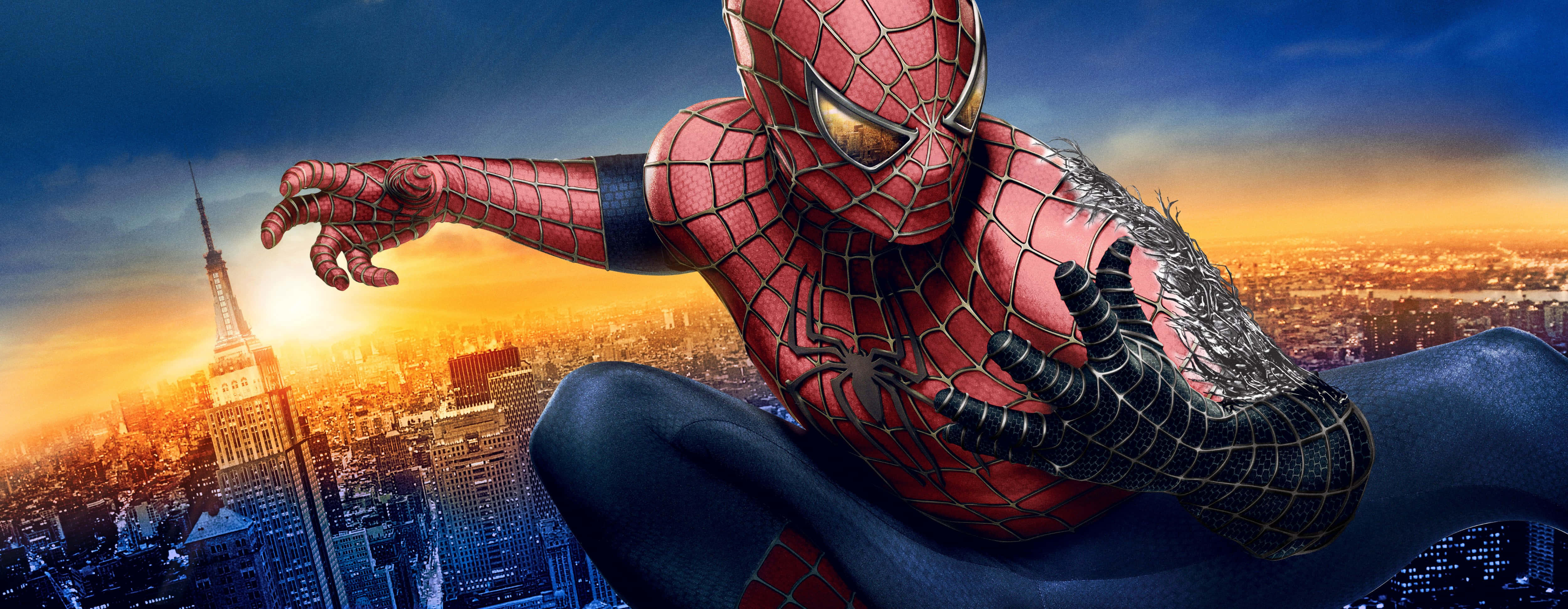 Spider Man 3 桌布 壁紙 — 蜘蛛俠動態地蹲伏在日落時分發光的城市景觀之上，帝國大廈清晰可見。