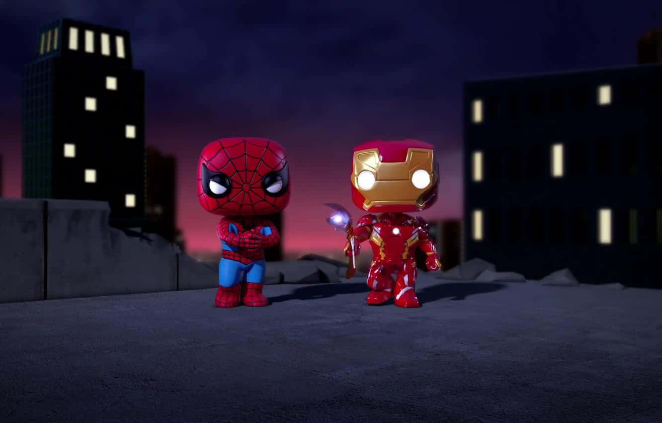 Iron Man Pop Figures 桌布 壁紙 — 蜘蛛俠和鐵甲奇俠人偶在黃昏時分站在屋頂上，背景是城市天際線和發光的窗戶。