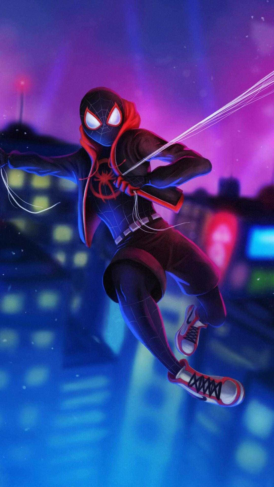 Miles Morales 動漫 桌布 壁紙 — 蜘蛛俠喺夜晚穿過充滿霓虹燈嘅城市景觀，喺紫色同藍色天空下帶住發光嘅蜘蛛絲線擺盪。