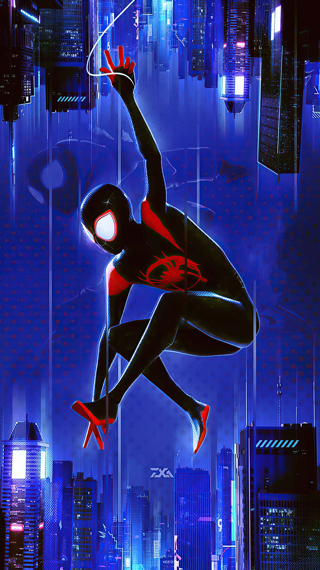 Miles Morales 動漫 桌布 壁紙 — 蜘蛛俠在夜晚穿過一個充滿霓虹燈、帶有藍色和紅色發光點綴的未來城市景觀中擺盪。