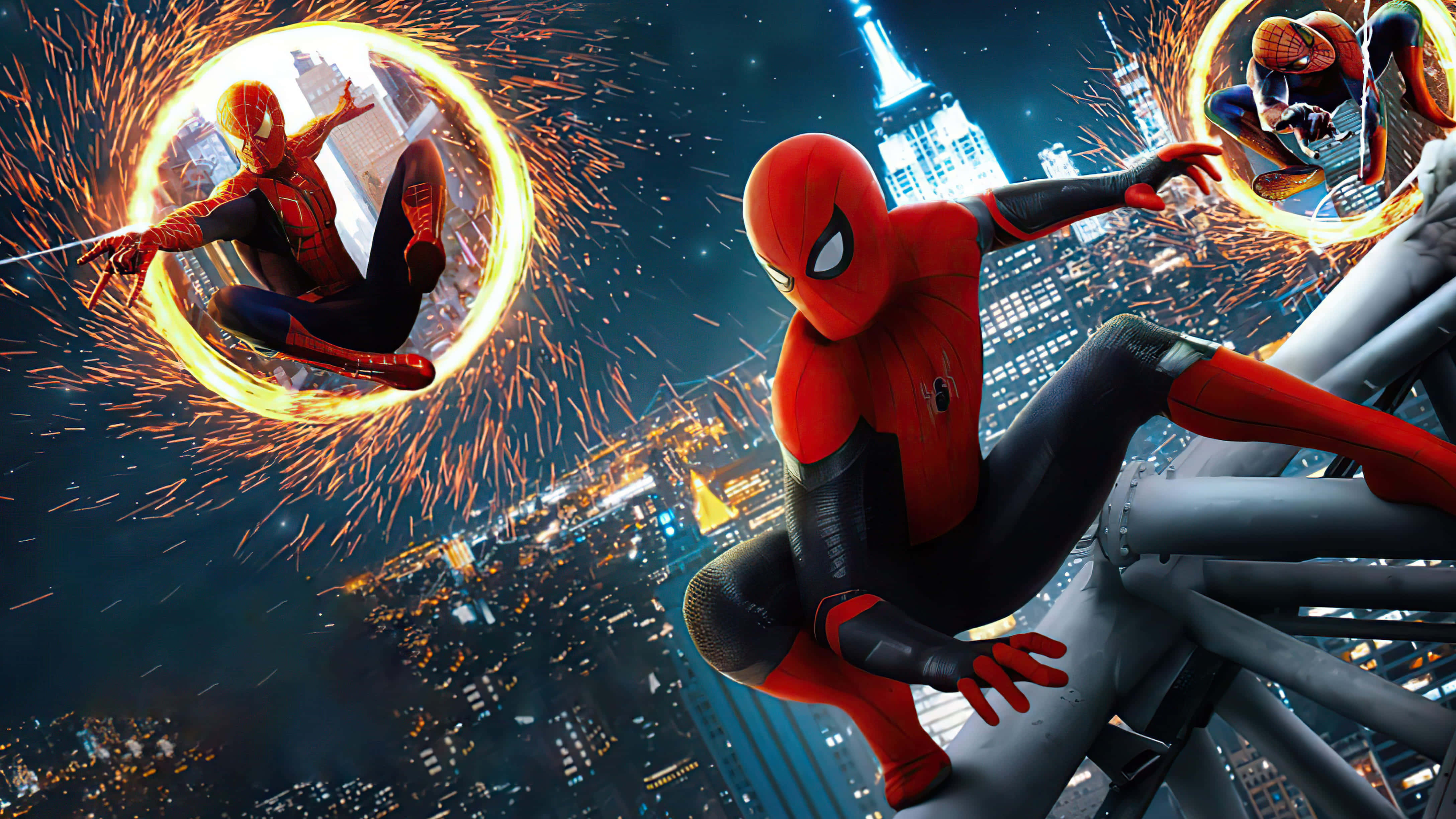 Spider Man No Way Home 桌布 壁紙 — 蜘蛛俠在夜晚穿過霓虹燈照亮的城市景觀，帶有火焰般的蛛網痕跡，下方摩天大樓閃閃發光。