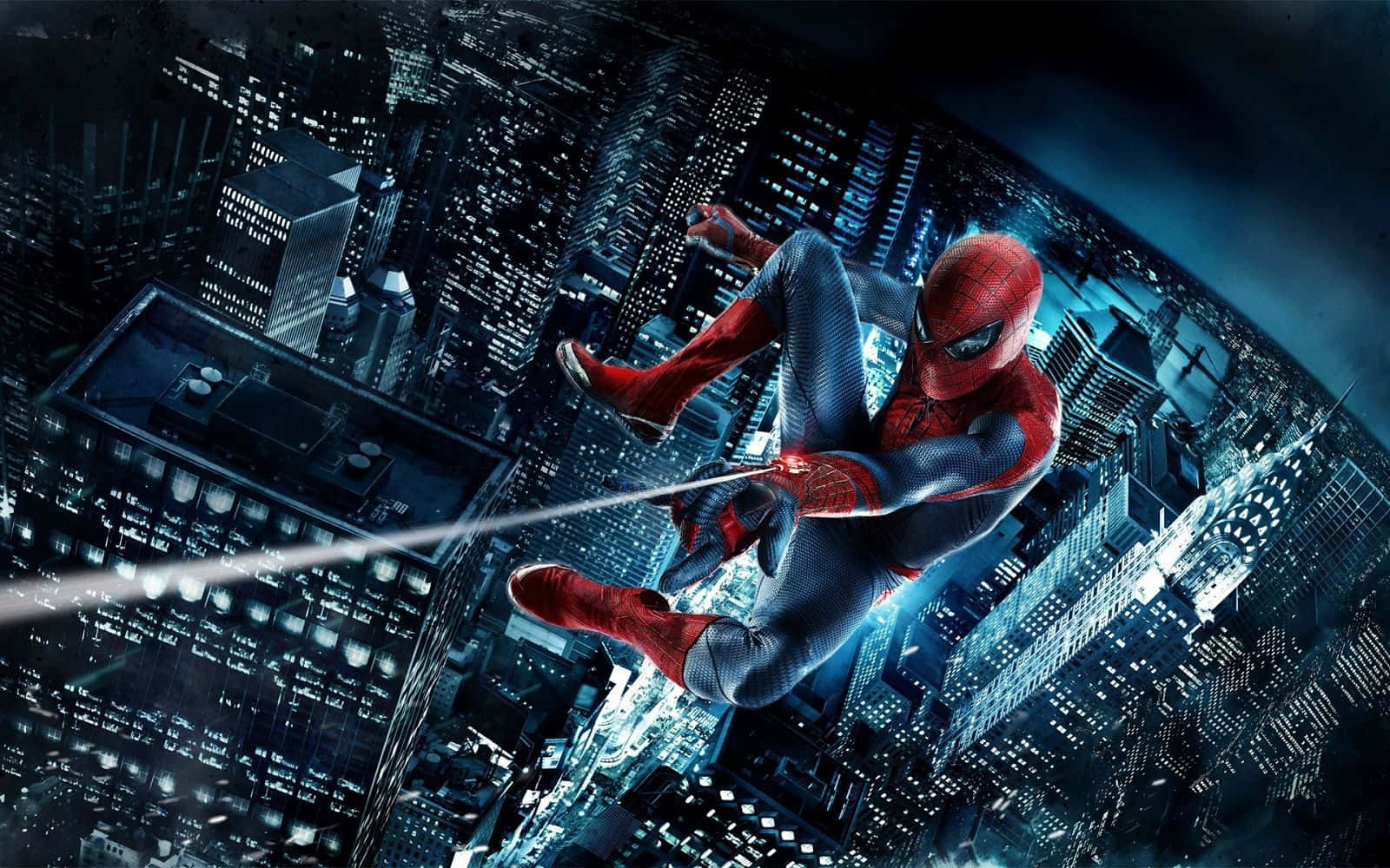 Web-slinging 桌布 壁紙 — 蜘蛛俠在夜晚穿過霓虹燈閃爍的城市景觀，下方建築物閃閃發光。