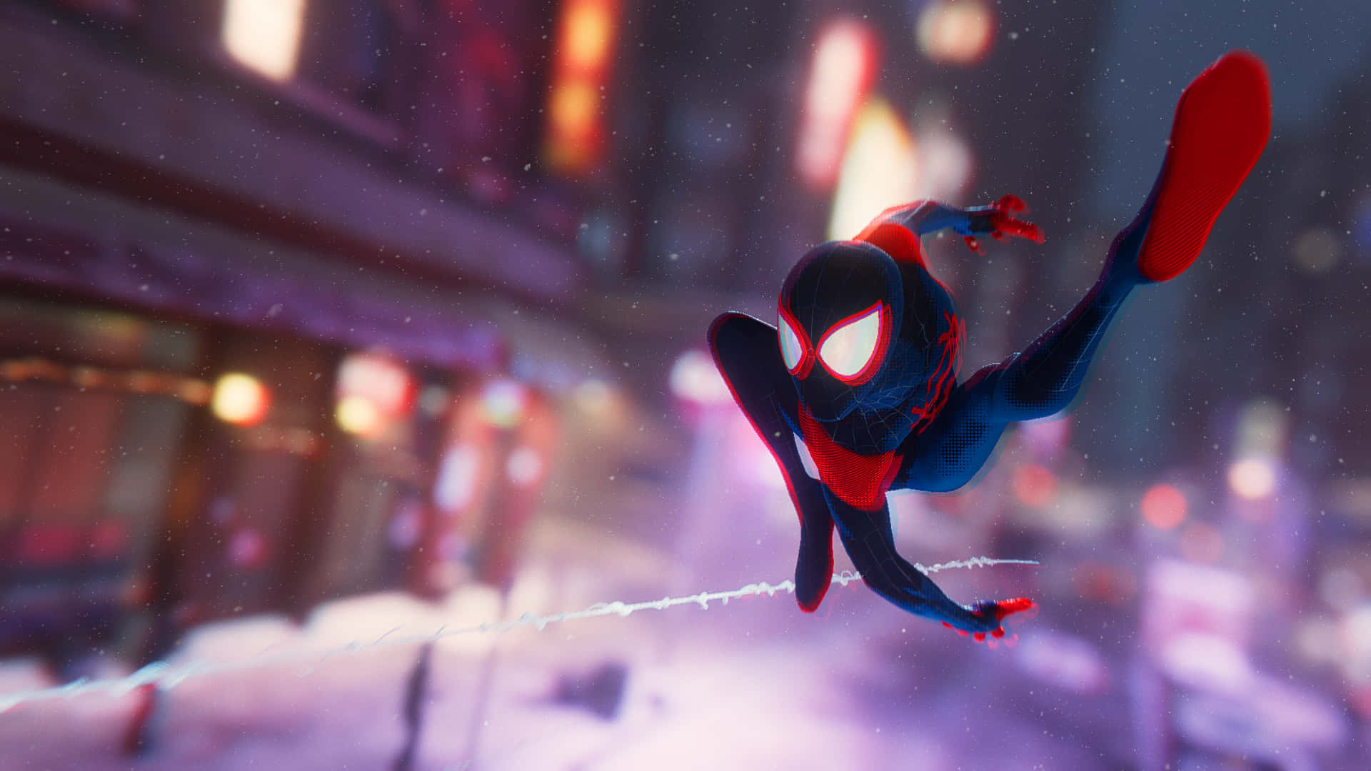 Miles Morales 動漫 桌布 壁紙 — 蜘蛛俠在夜晚穿過霓虹燈閃爍的城市景觀，身後拖著發光的蛛網線。