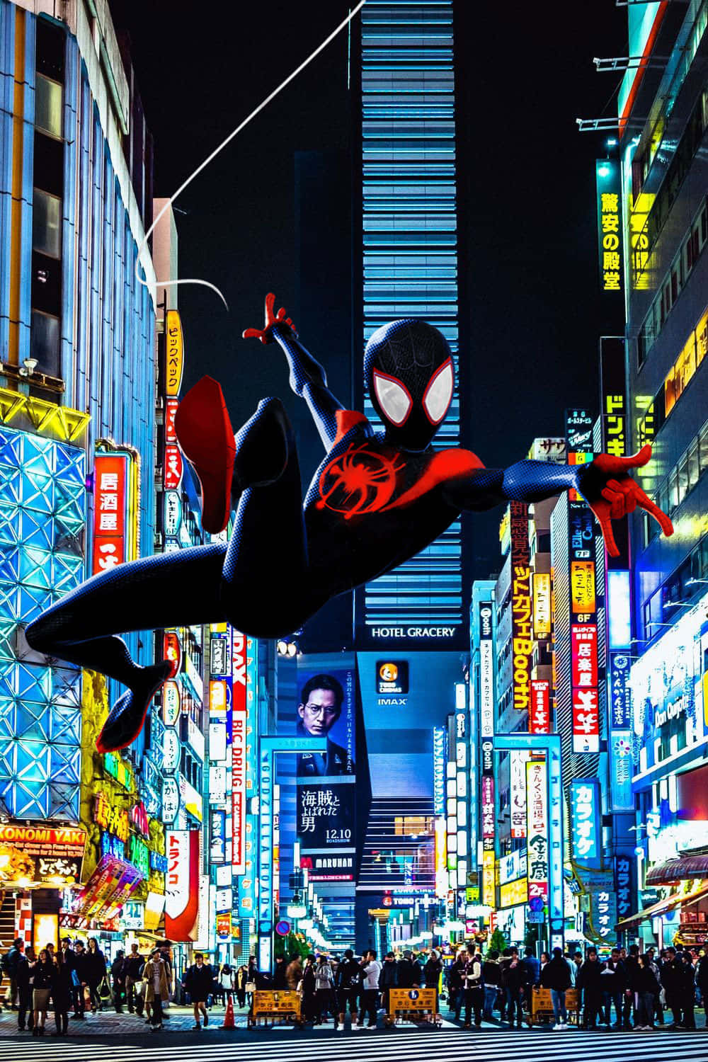 Miles Morales 動漫 桌布 壁紙 — 蜘蛛俠在夜晚穿過霓虹燈閃爍的東京街道，兩旁是高聳的建築物和發光的招牌。