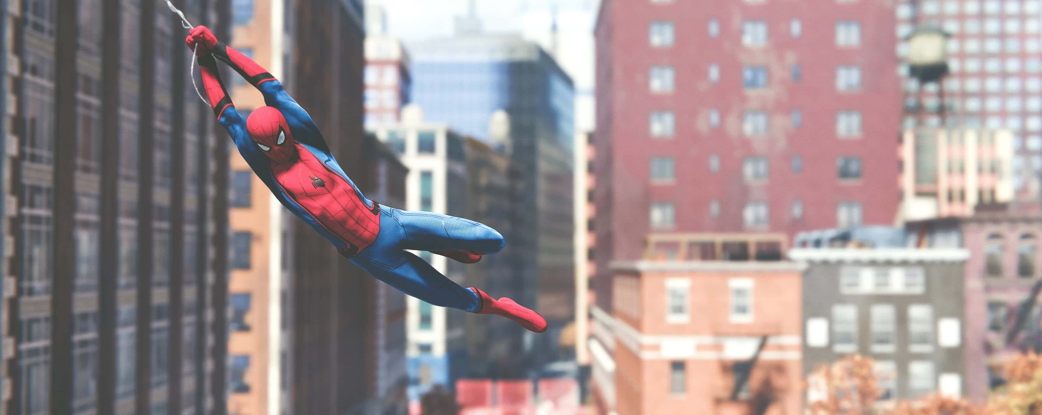 Spider-man Web Slinging 桌布 壁紙 — 蜘蛛俠在明亮的天空下，在高樓大廈之間穿梭於城市景觀中。