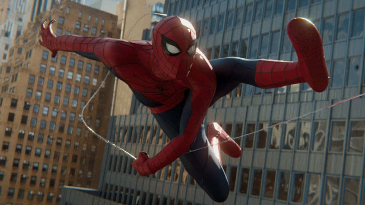 Spider-man Web Slinging 桌布 壁紙 — 蜘蛛俠在明亮的日光下，在高聳的城市摩天大樓之間動態擺盪。