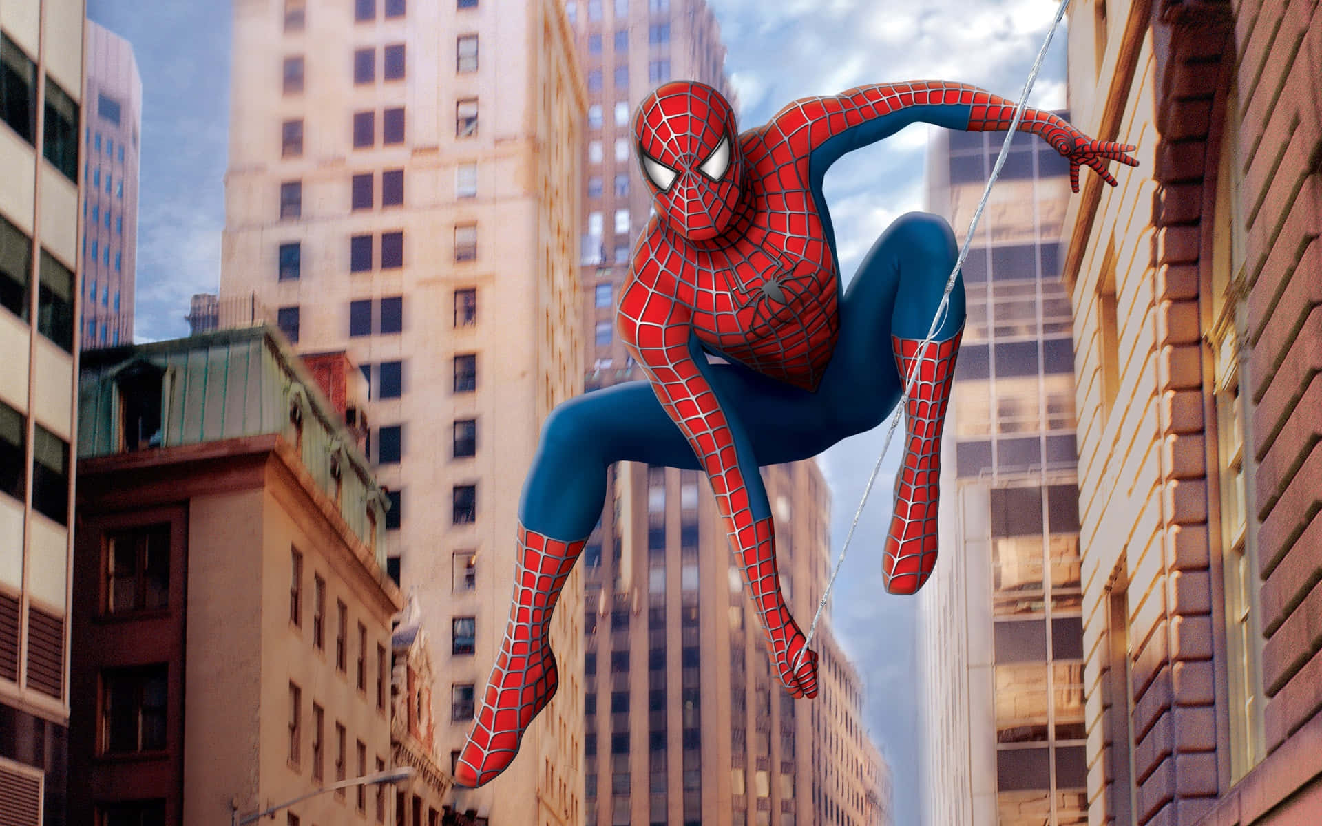 Web-slinging 桌布 壁紙 — 蜘蛛俠在明亮的白天天空下，在高聳的城市摩天大樓之間動態擺盪。