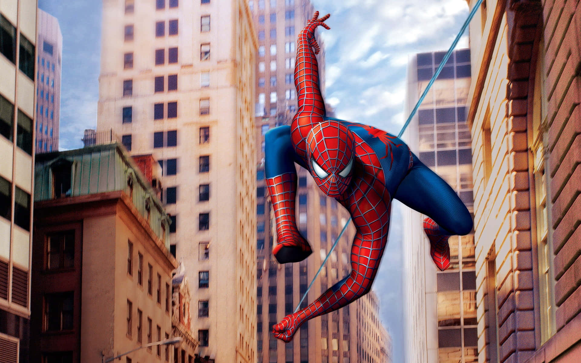 Spider-man Web Slinging 桌布 壁紙 — 蜘蛛俠在明亮的藍天下，動態地穿梭於高聳的城市摩天大樓之間。