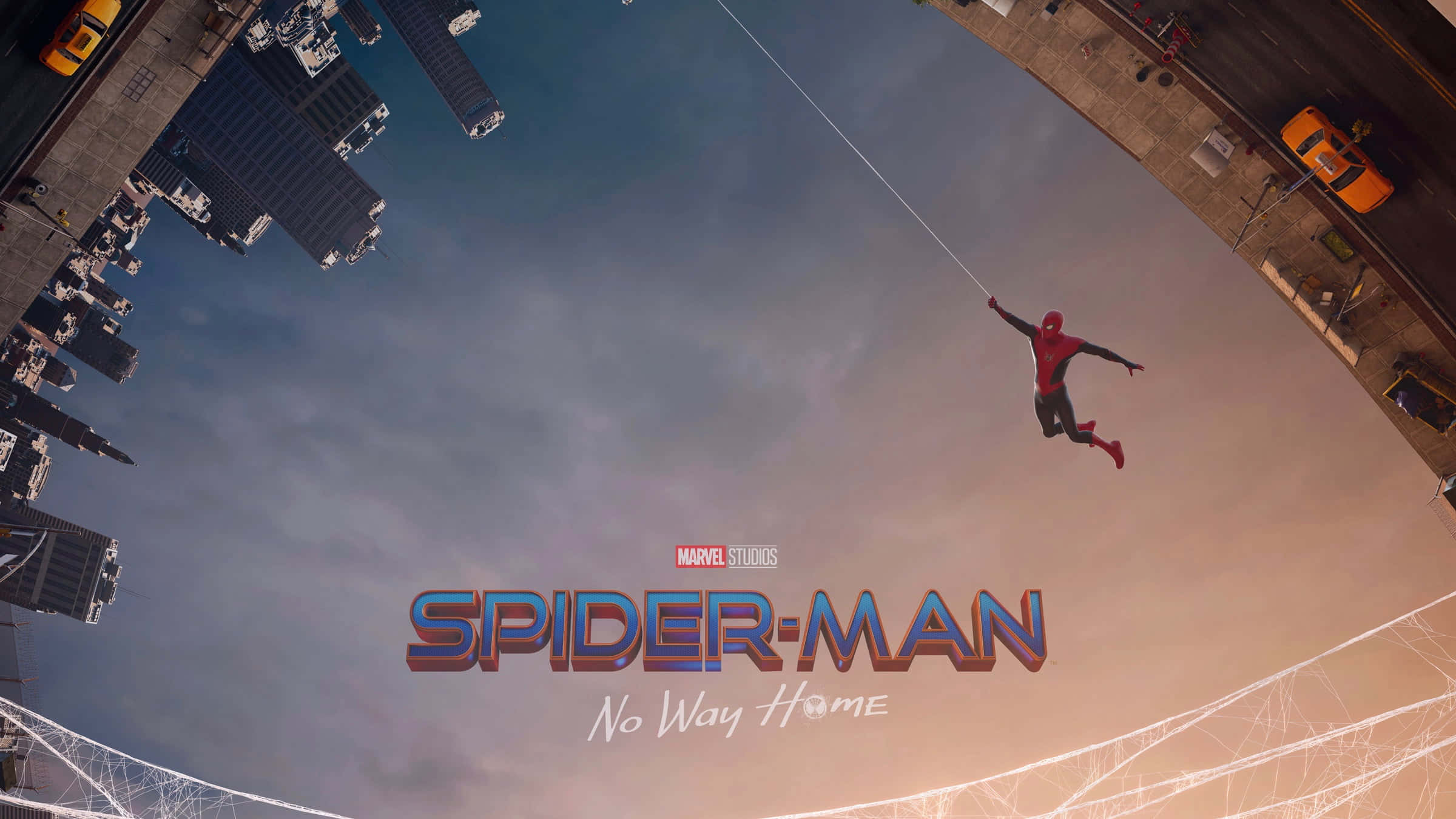 Spider Man No Way Home 桌布 壁紙 — 蜘蛛俠在暮色天空下的城市景觀中擺盪，下方有摩天大樓和交通。
