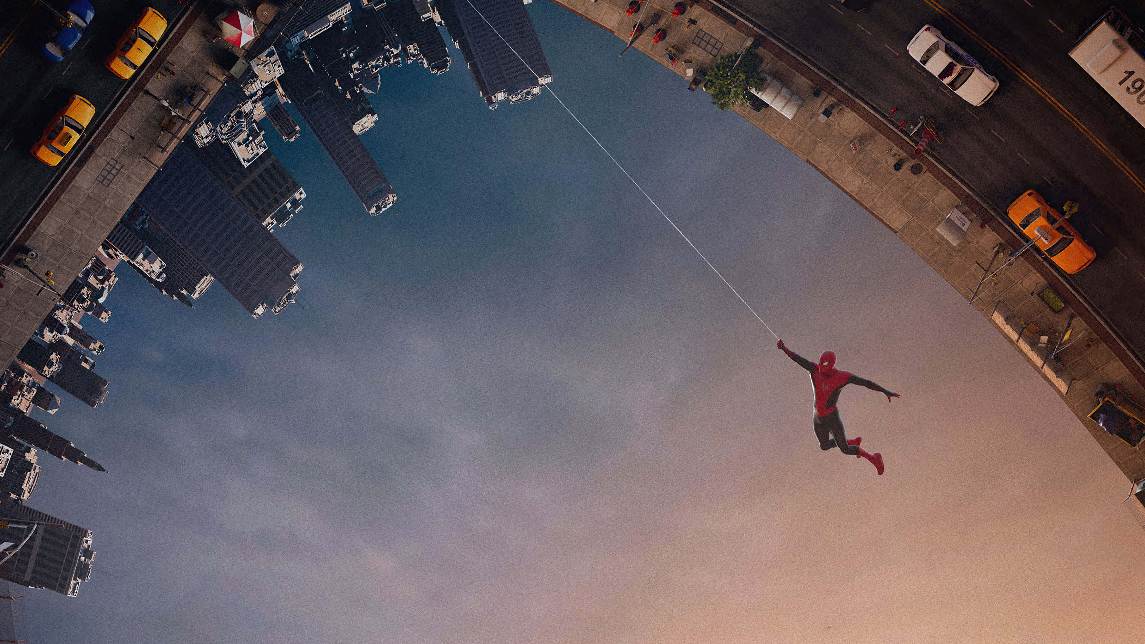 Spider-man Web Slinging 桌布 壁紙 — 蜘蛛俠在暮色天空下穿過城市景觀，下方有摩天大樓和黃色出租車。